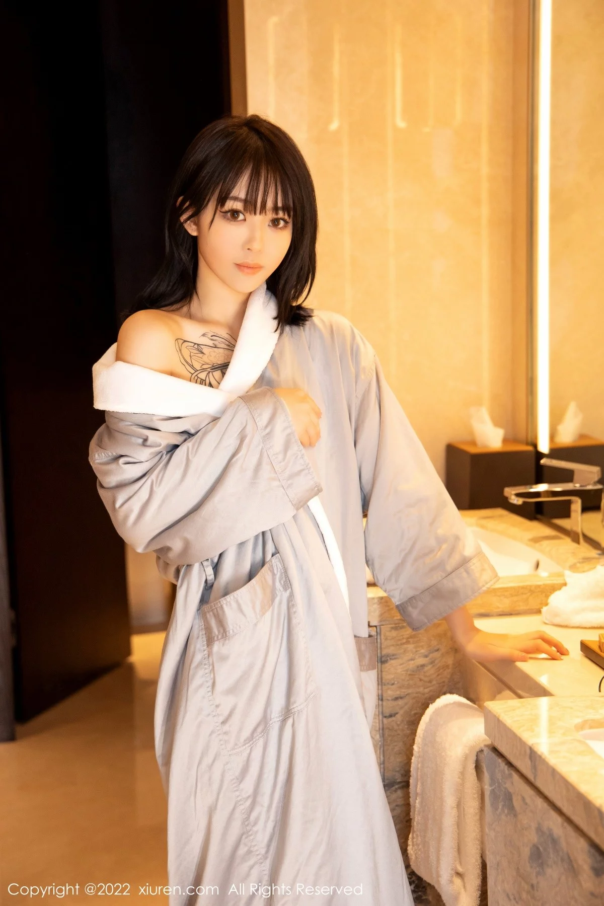 [[XiuRen秀人网]秀人网]No.4664_模特奶瓶酒店浴缸场景性感灰睡袍半脱露性感美背迷人诱惑写真77P