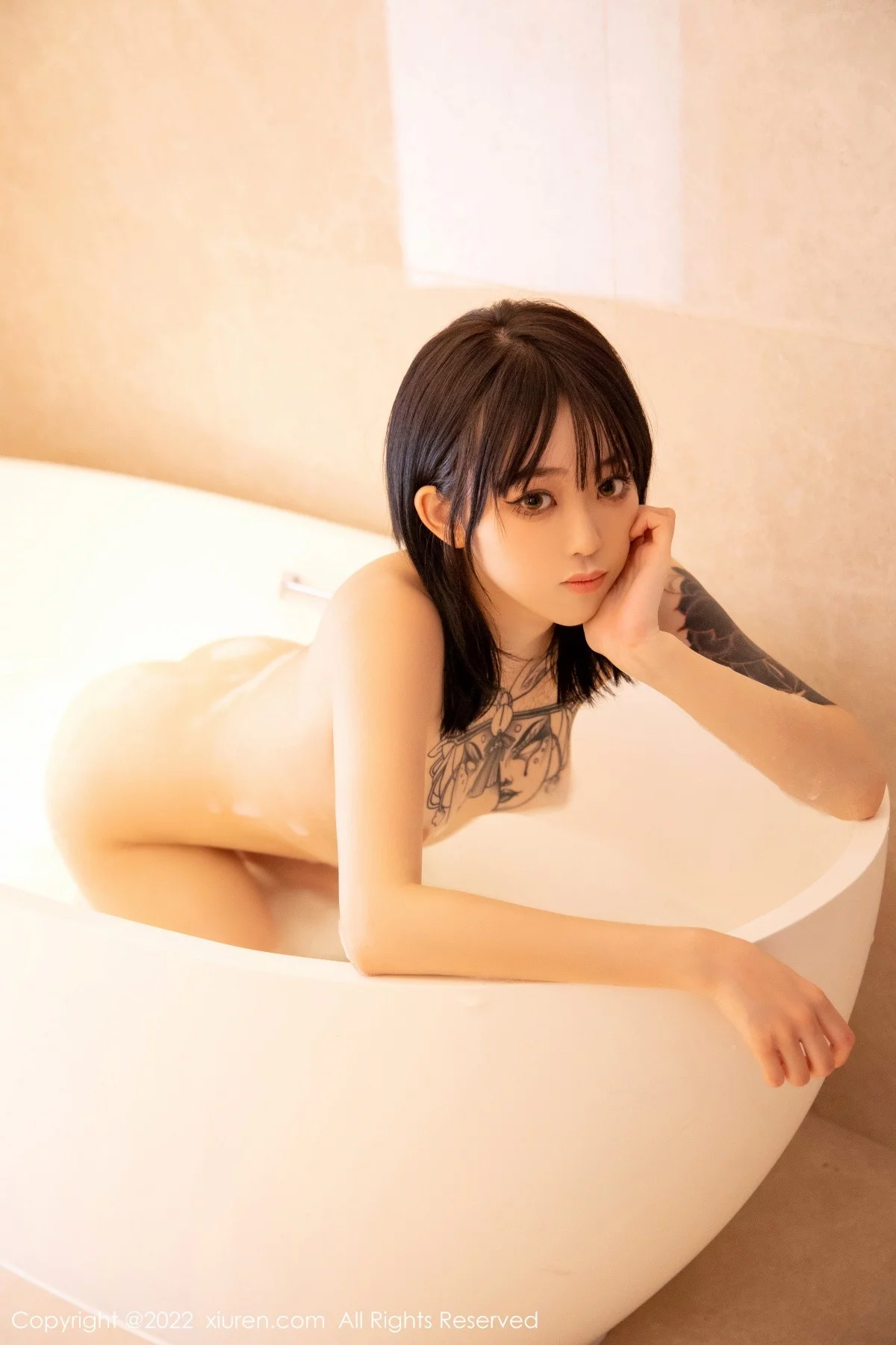 [[XiuRen秀人网]秀人网]No.4664_模特奶瓶酒店浴缸场景性感灰睡袍半脱露性感美背迷人诱惑写真77P