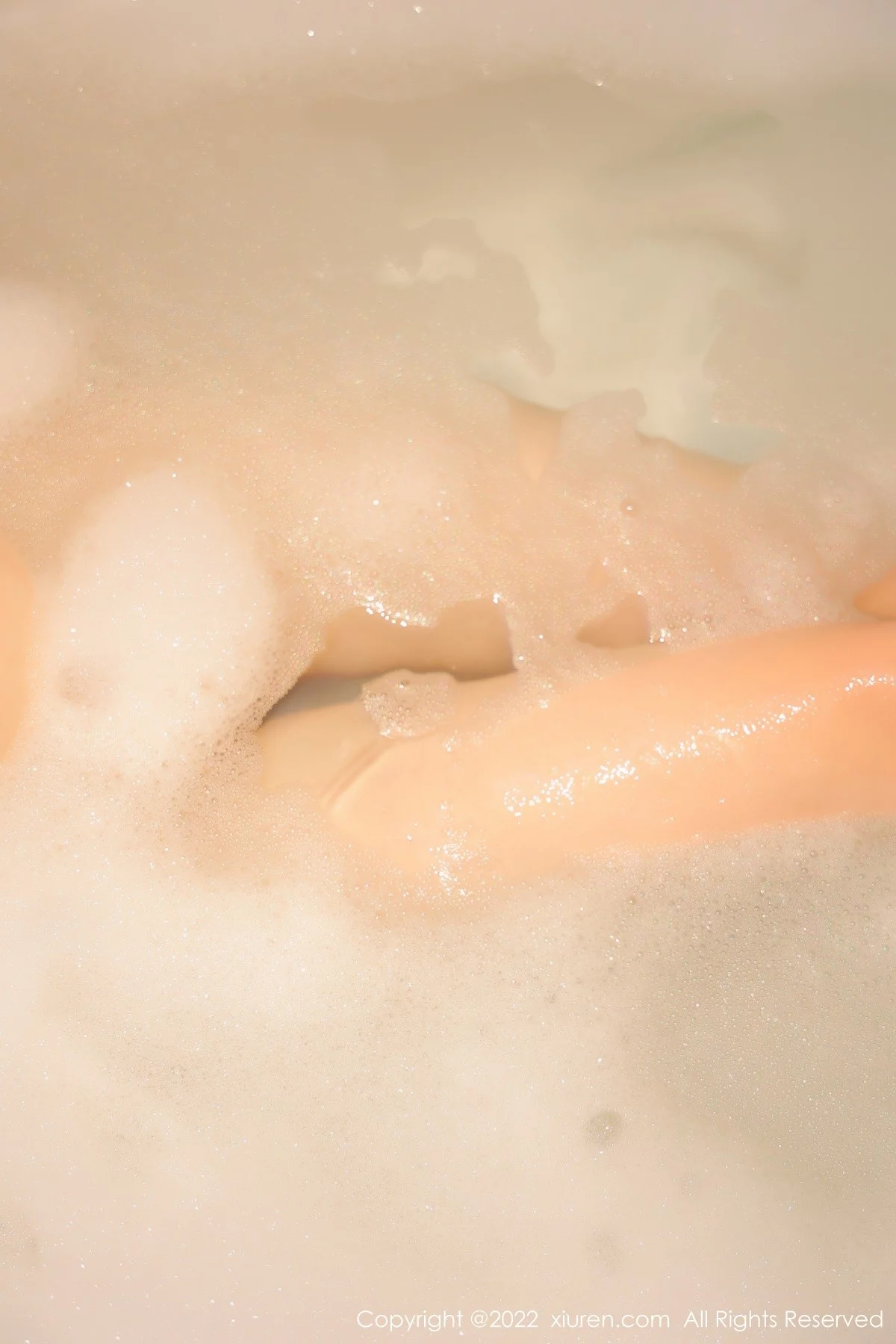 [[XiuRen秀人网]秀人网]No.4664_模特奶瓶酒店浴缸场景性感灰睡袍半脱露性感美背迷人诱惑写真77P