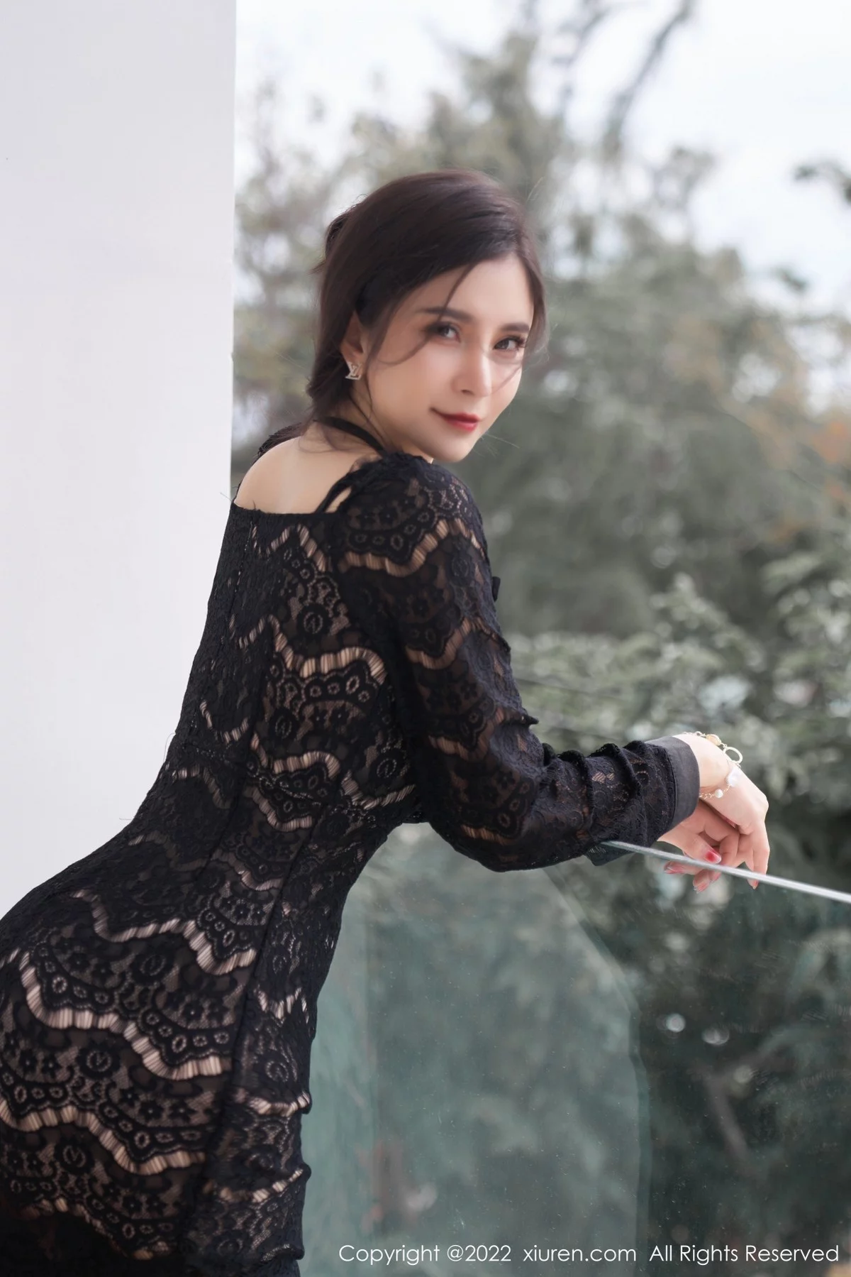 [[XiuRen秀人网]秀人网]No.4668_模特小蛮妖Yummy三亚旅拍黑缕空服饰配蕾丝吊袜极致魅惑写真68P