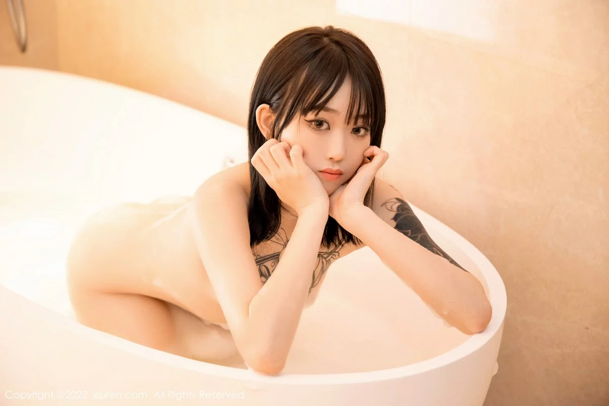 [[XiuRen秀人网]秀人网]No.4664_模特奶瓶酒店浴缸场景性感灰睡袍半脱露性感美背迷人诱惑写真77P