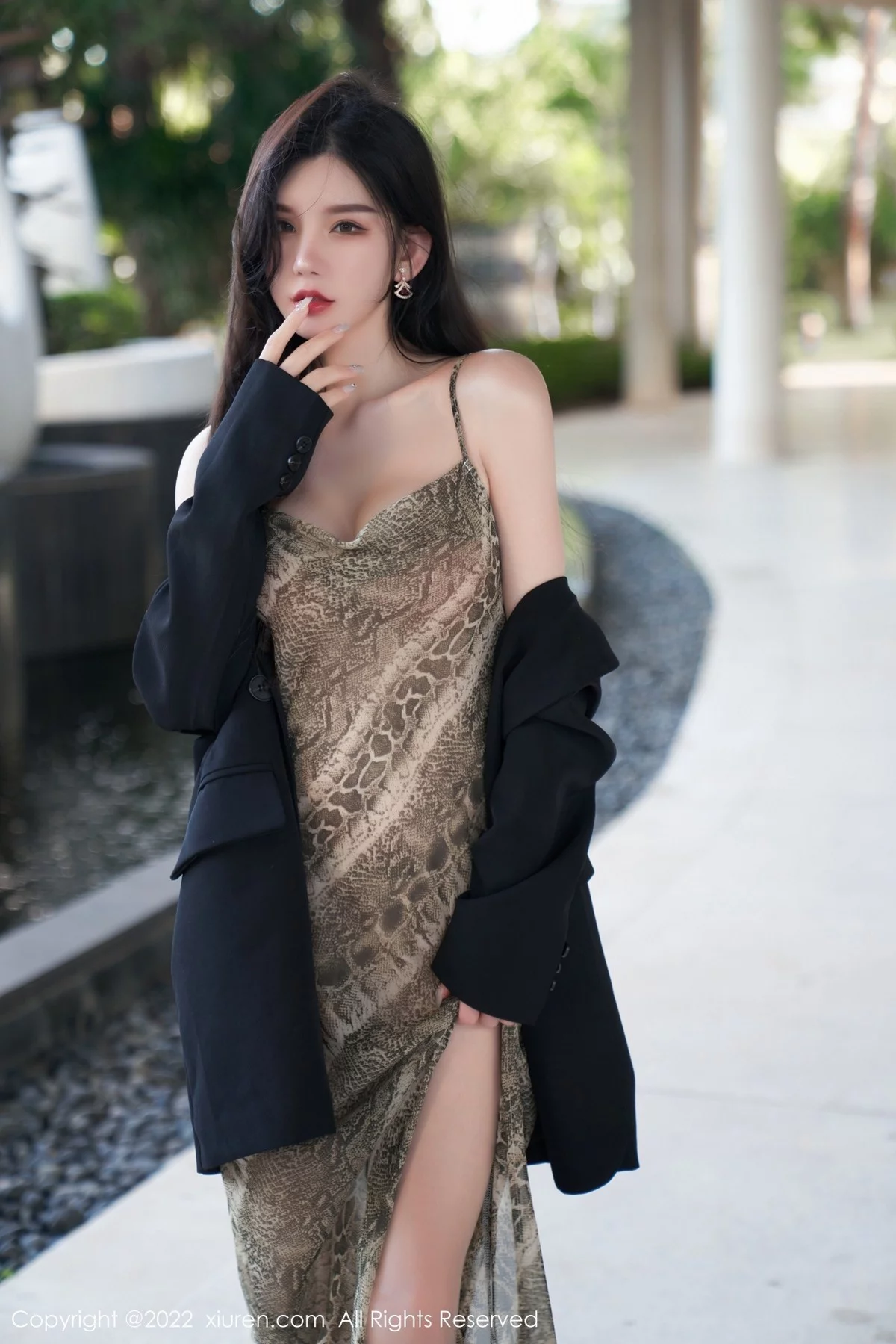 [[XiuRen秀人网]秀人网]No.4676_女神周于希Sally三亚旅拍吊带裙配肉丝裤袜秀惹火身材诱惑写真64P