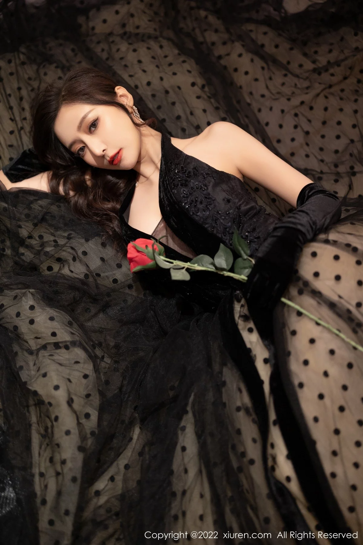 [[XiuRen秀人网]秀人网]No.4673_女神王馨瑶yanni性感黑长裙+红色蕾丝服饰秀完美身材诱惑写真70P