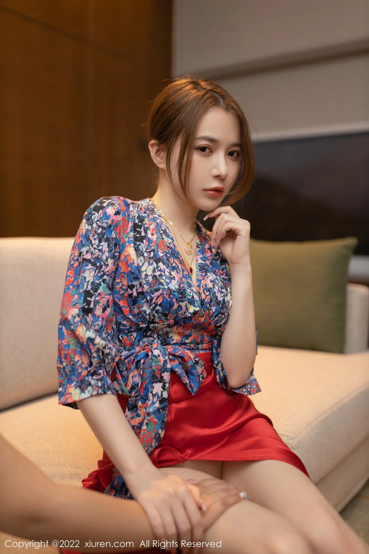 [[XiuRen秀人网]秀人网]No.4674_模特鱼子酱Fish三亚旅拍花纹上衣配红裙子露蕾丝内衣诱惑写真74P