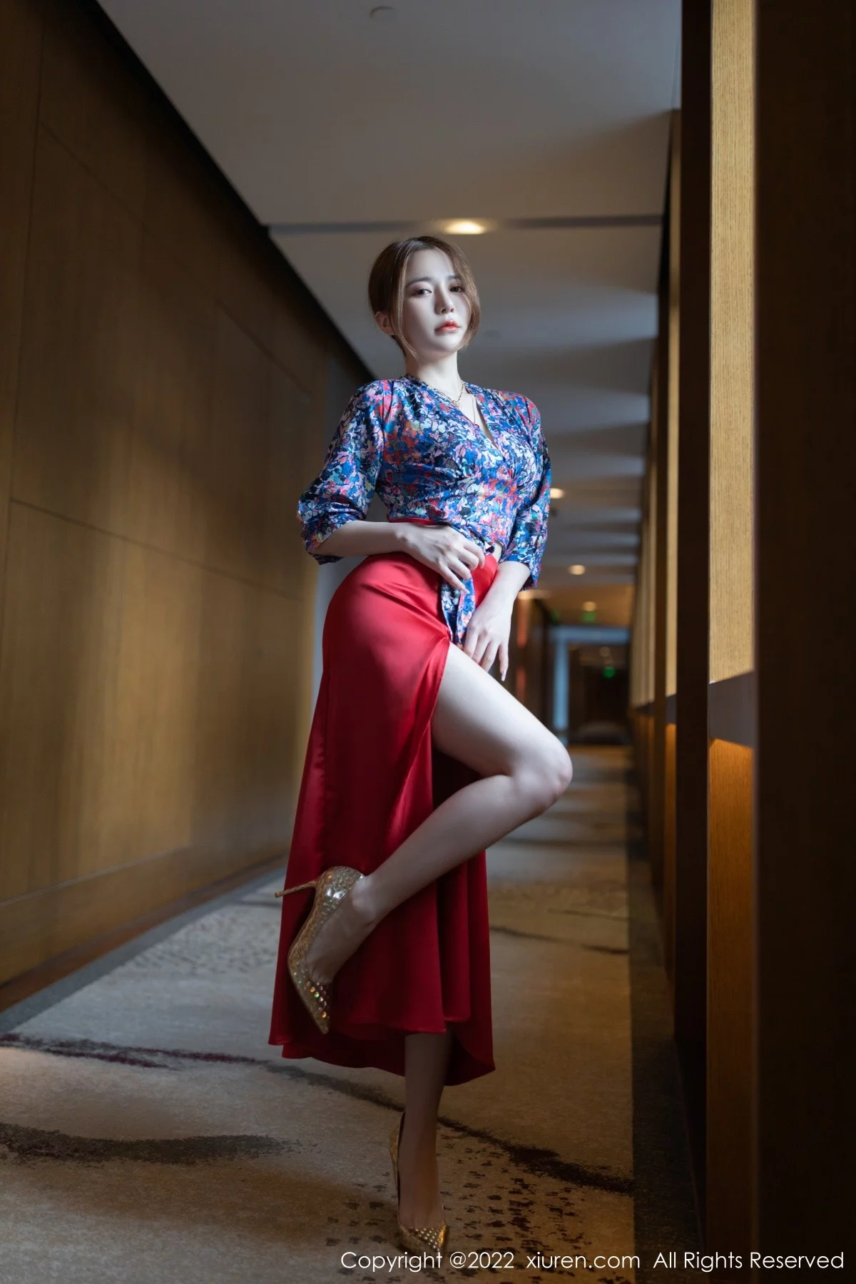 [[XiuRen秀人网]秀人网]No.4674_模特鱼子酱Fish三亚旅拍花纹上衣配红裙子露蕾丝内衣诱惑写真74P