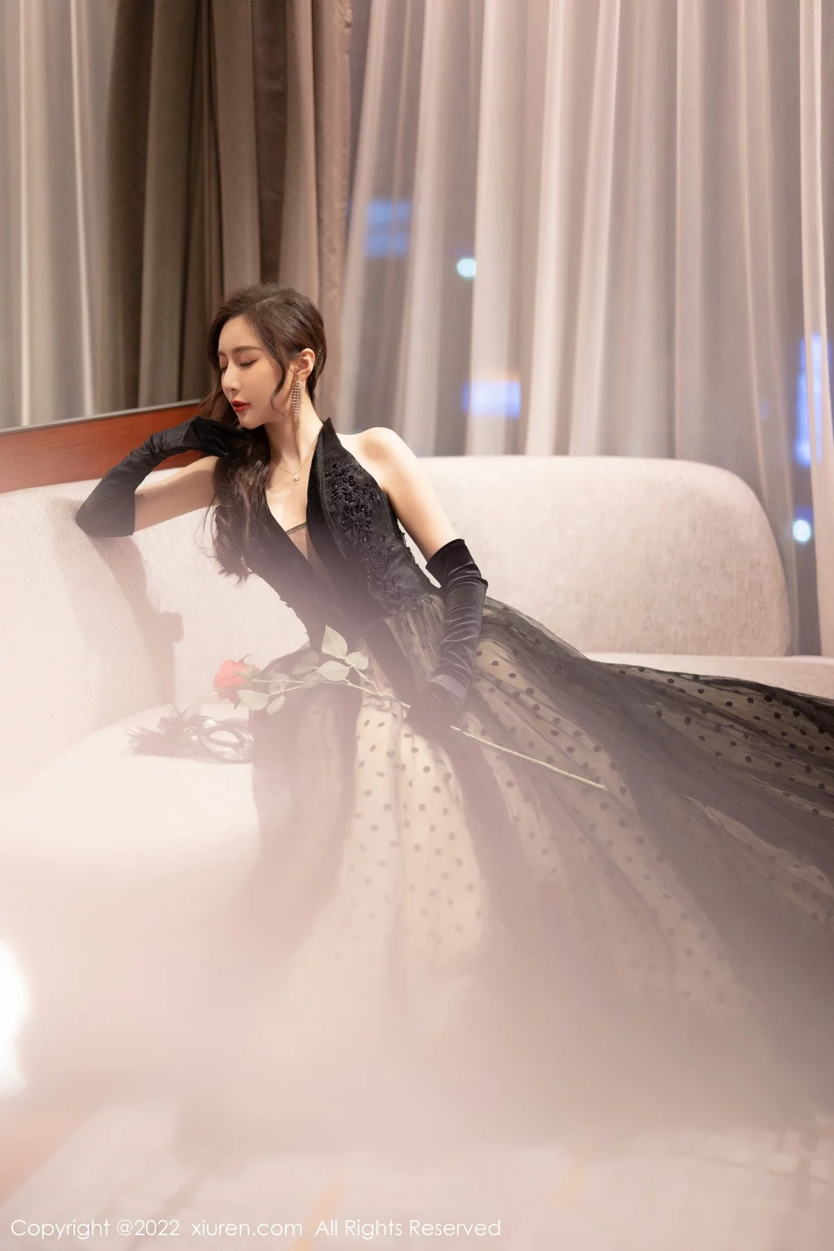 [[XiuRen秀人网]秀人网]No.4673_女神王馨瑶yanni性感黑长裙+红色蕾丝服饰秀完美身材诱惑写真70P