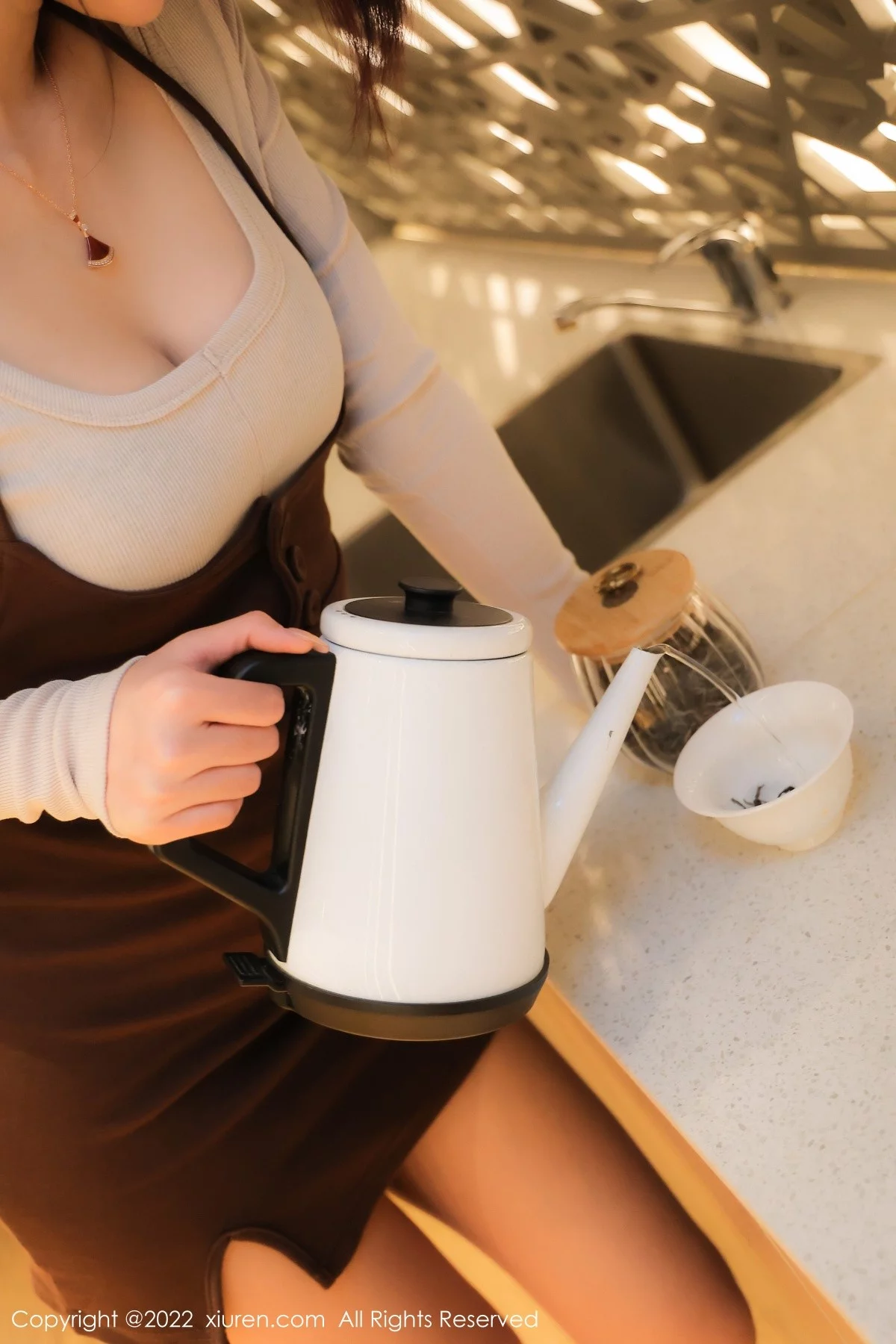 [[XiuRen秀人网]秀人网]No.4671_模特汐汐baby三亚旅拍酒店场景轻透上衣配吊带裙性感迷人写真92P