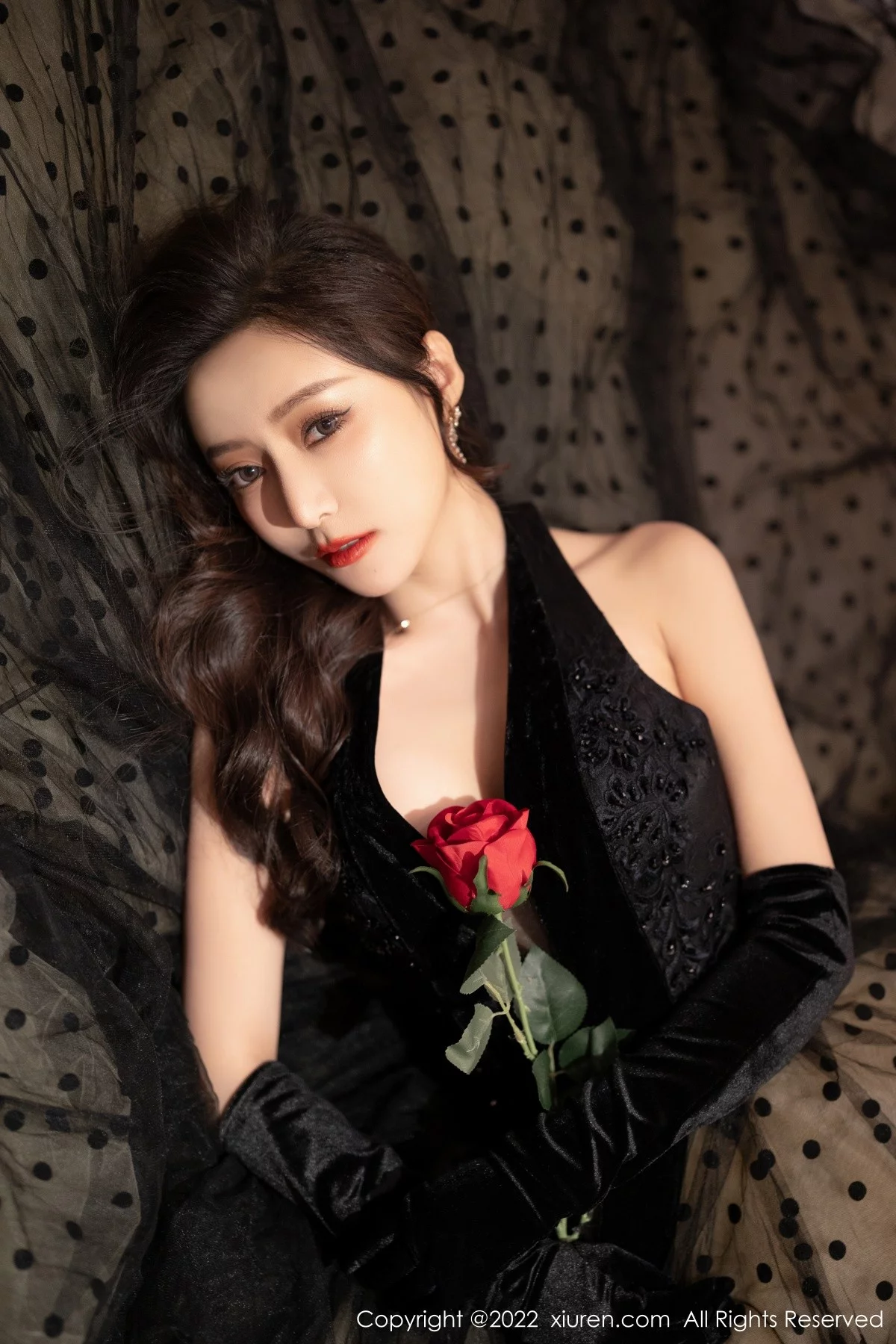 [[XiuRen秀人网]秀人网]No.4673_女神王馨瑶yanni性感黑长裙+红色蕾丝服饰秀完美身材诱惑写真70P