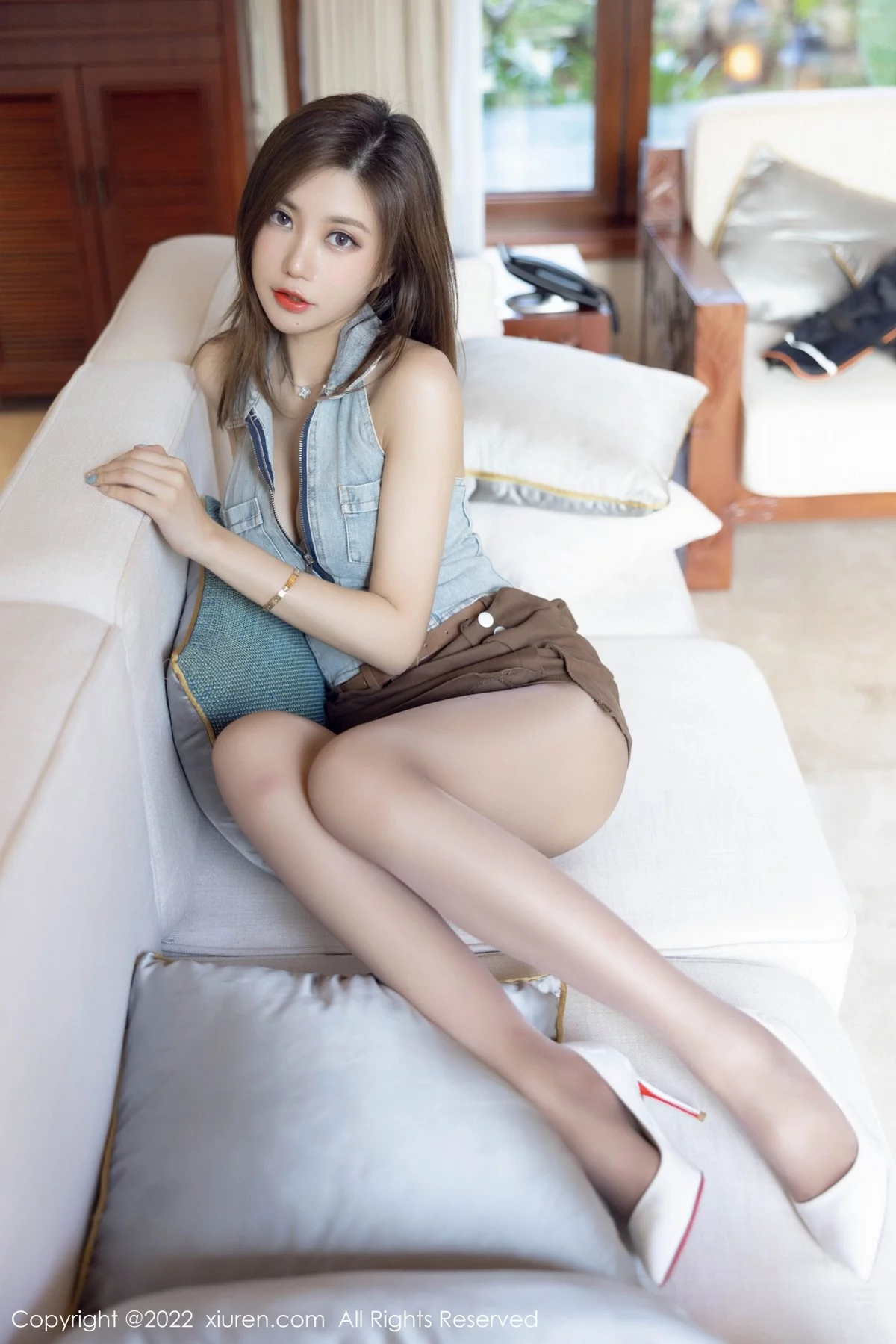 [[XiuRen秀人网]秀人网]No.4675_女神绮里嘉ula珠三角旅拍室内牛仔服配短裙秀曼妙身姿迷人写真51P