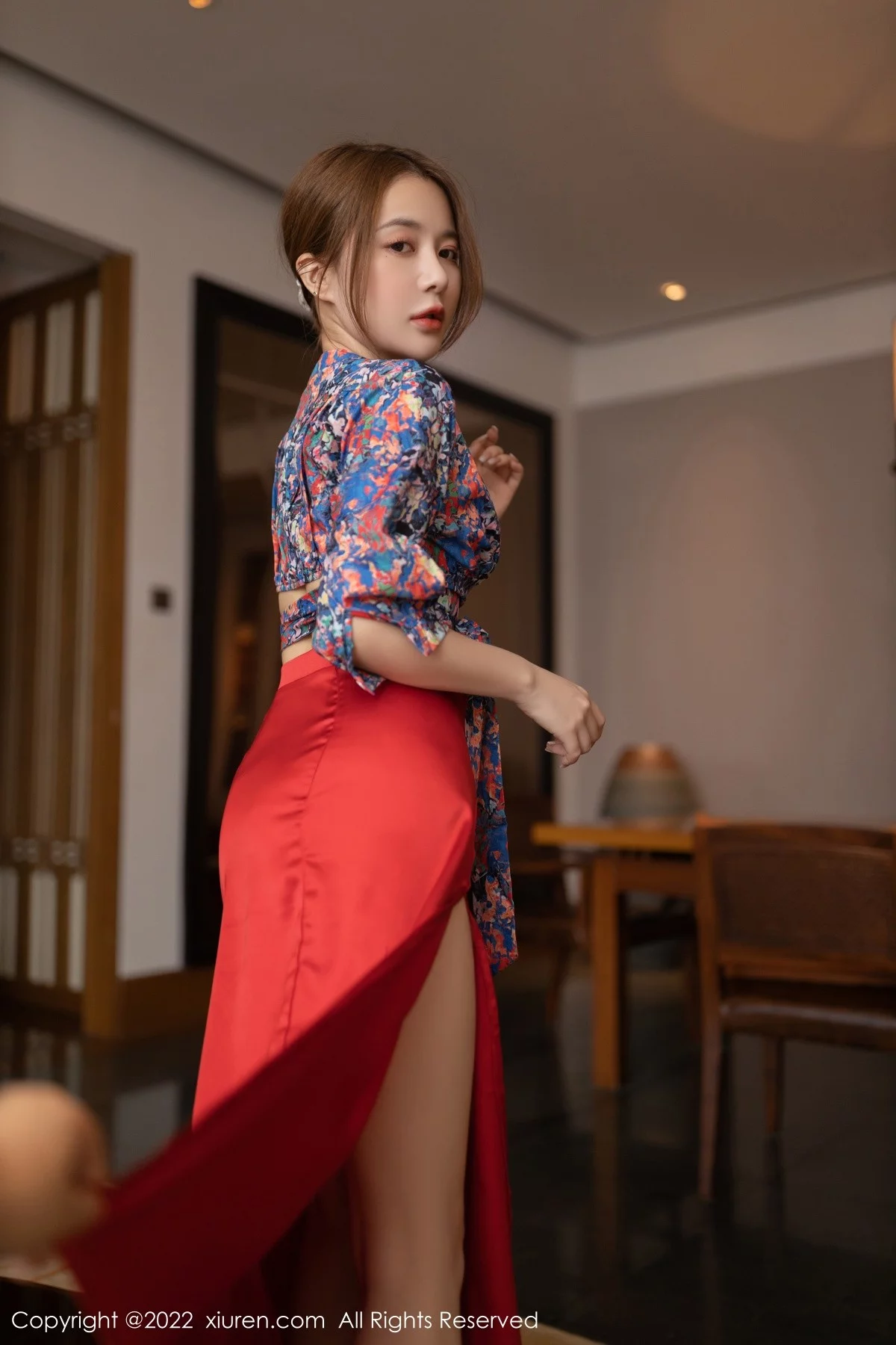 [[XiuRen秀人网]秀人网]No.4674_模特鱼子酱Fish三亚旅拍花纹上衣配红裙子露蕾丝内衣诱惑写真74P