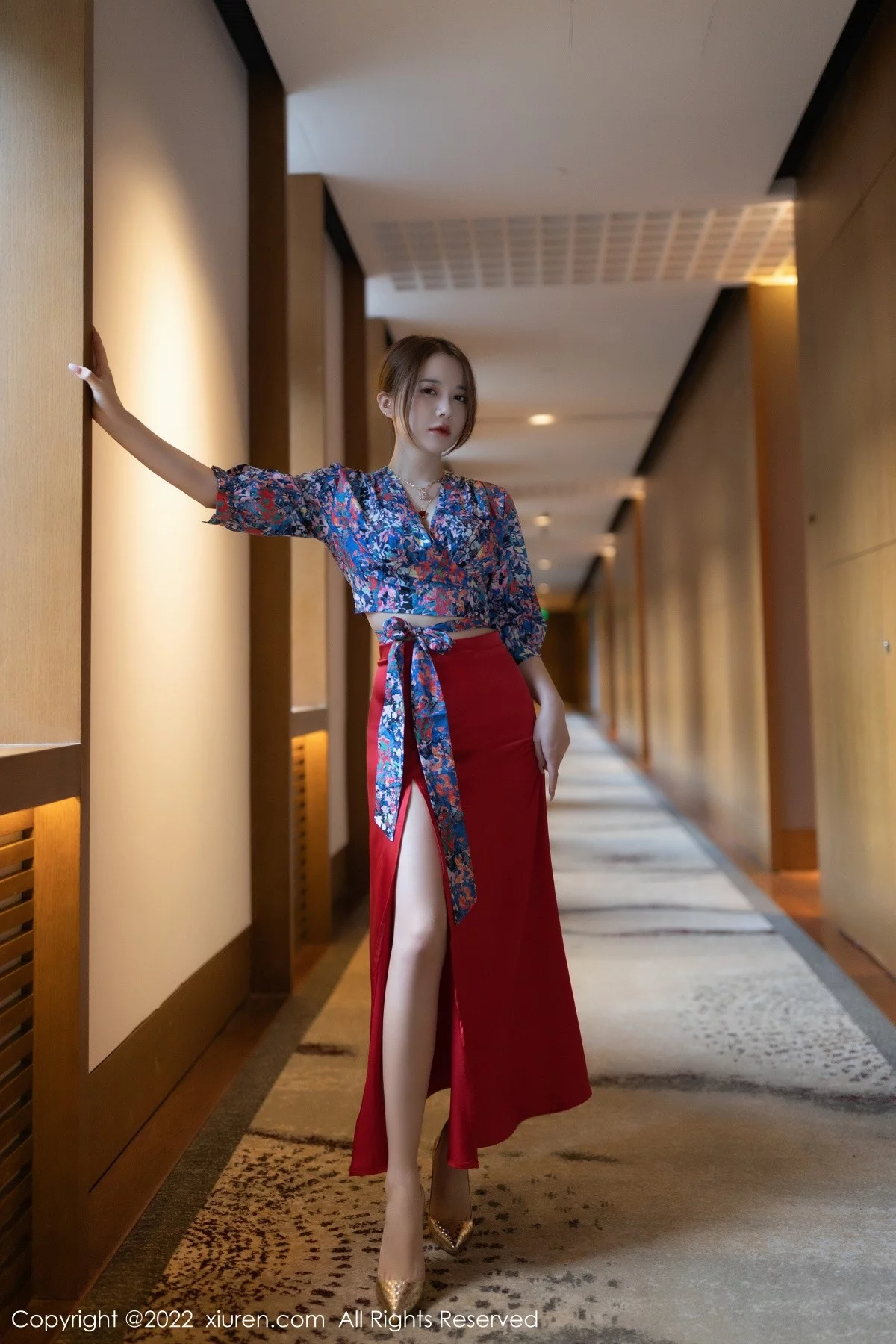 [[XiuRen秀人网]秀人网]No.4674_模特鱼子酱Fish三亚旅拍花纹上衣配红裙子露蕾丝内衣诱惑写真74P