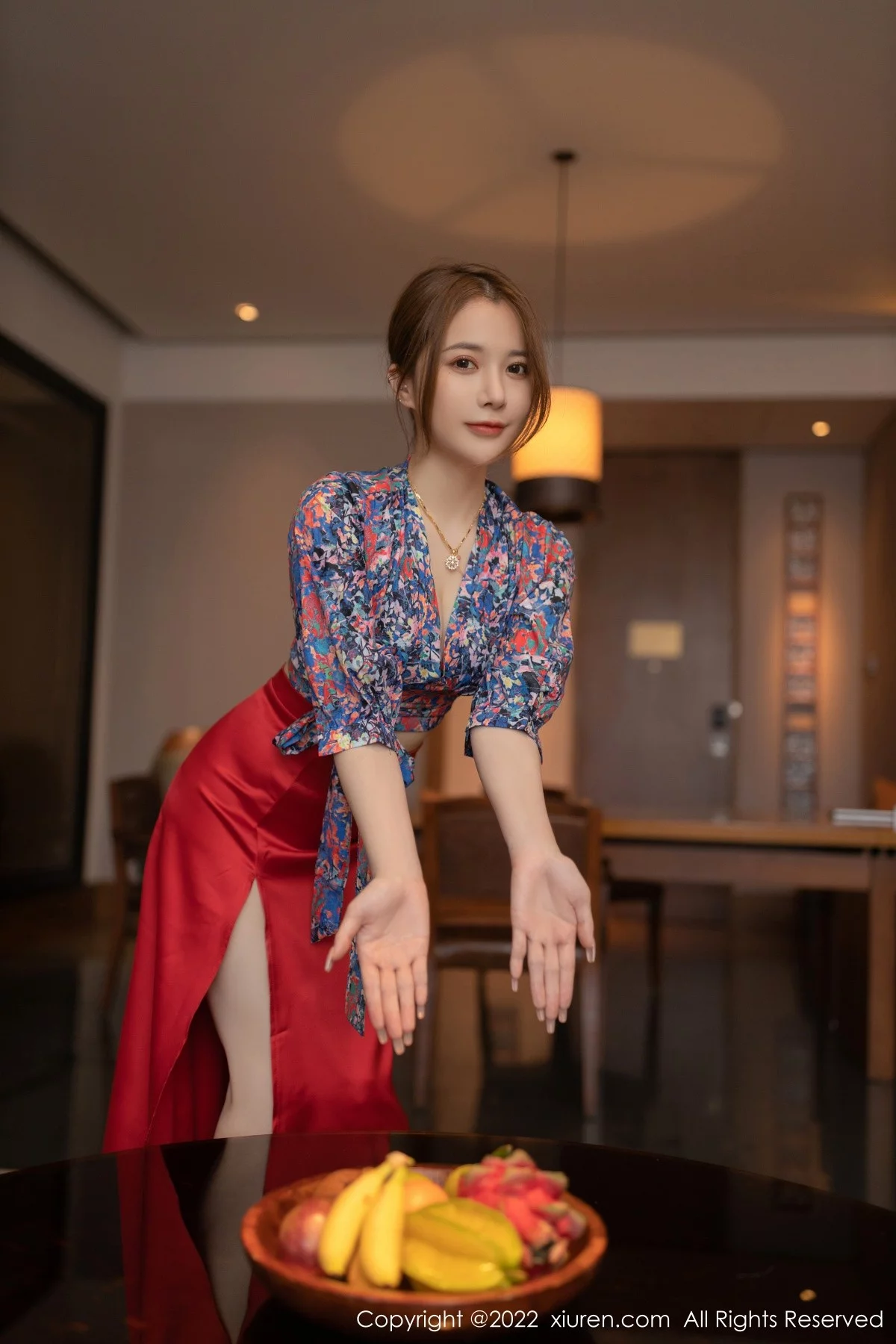 [[XiuRen秀人网]秀人网]No.4674_模特鱼子酱Fish三亚旅拍花纹上衣配红裙子露蕾丝内衣诱惑写真74P