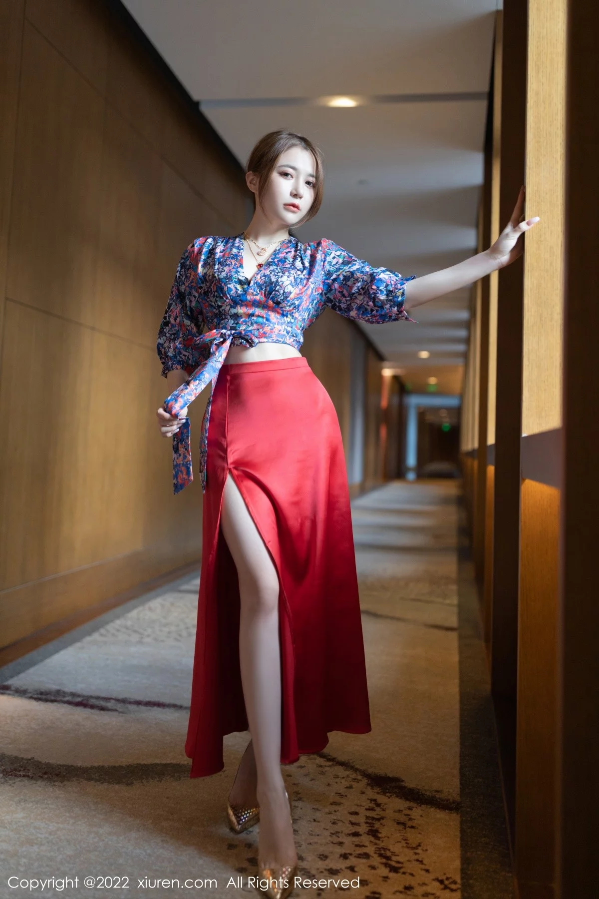 [[XiuRen秀人网]秀人网]No.4674_模特鱼子酱Fish三亚旅拍花纹上衣配红裙子露蕾丝内衣诱惑写真74P