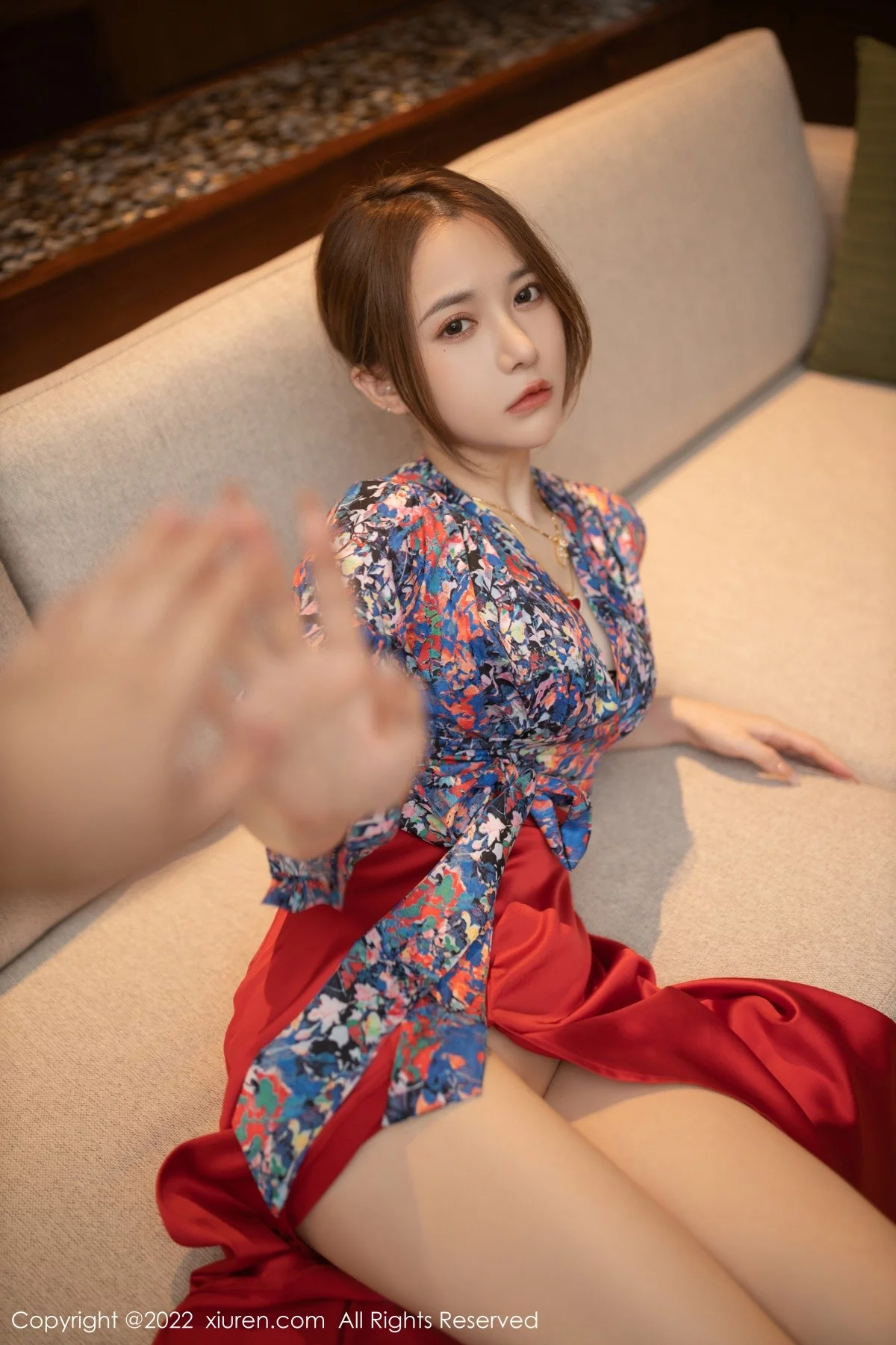 [[XiuRen秀人网]秀人网]No.4674_模特鱼子酱Fish三亚旅拍花纹上衣配红裙子露蕾丝内衣诱惑写真74P