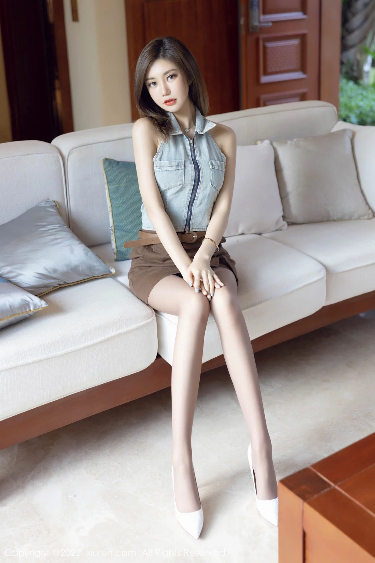 [[XiuRen秀人网]秀人网]No.4675_女神绮里嘉ula珠三角旅拍室内牛仔服配短裙秀曼妙身姿迷人写真51P