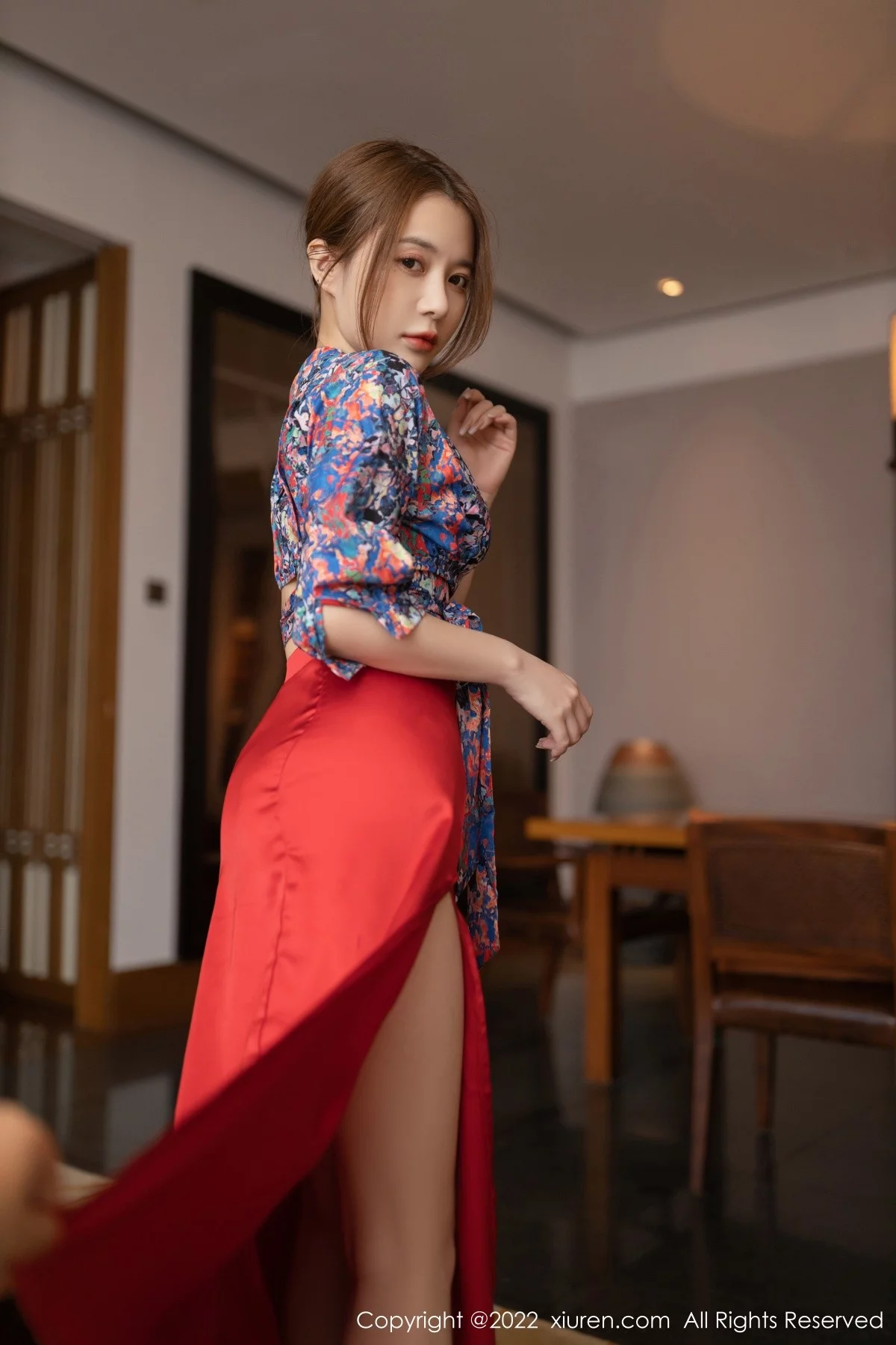 [[XiuRen秀人网]秀人网]No.4674_模特鱼子酱Fish三亚旅拍花纹上衣配红裙子露蕾丝内衣诱惑写真74P