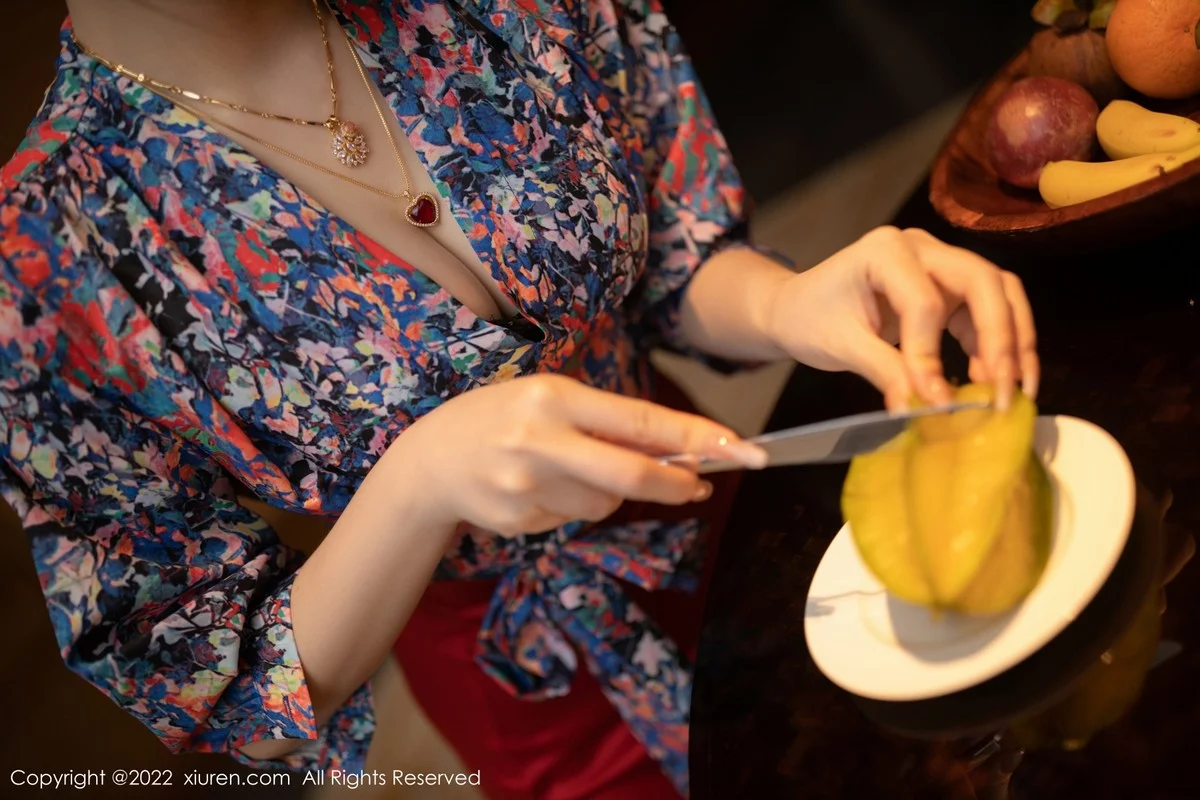 [[XiuRen秀人网]秀人网]No.4674_模特鱼子酱Fish三亚旅拍花纹上衣配红裙子露蕾丝内衣诱惑写真74P