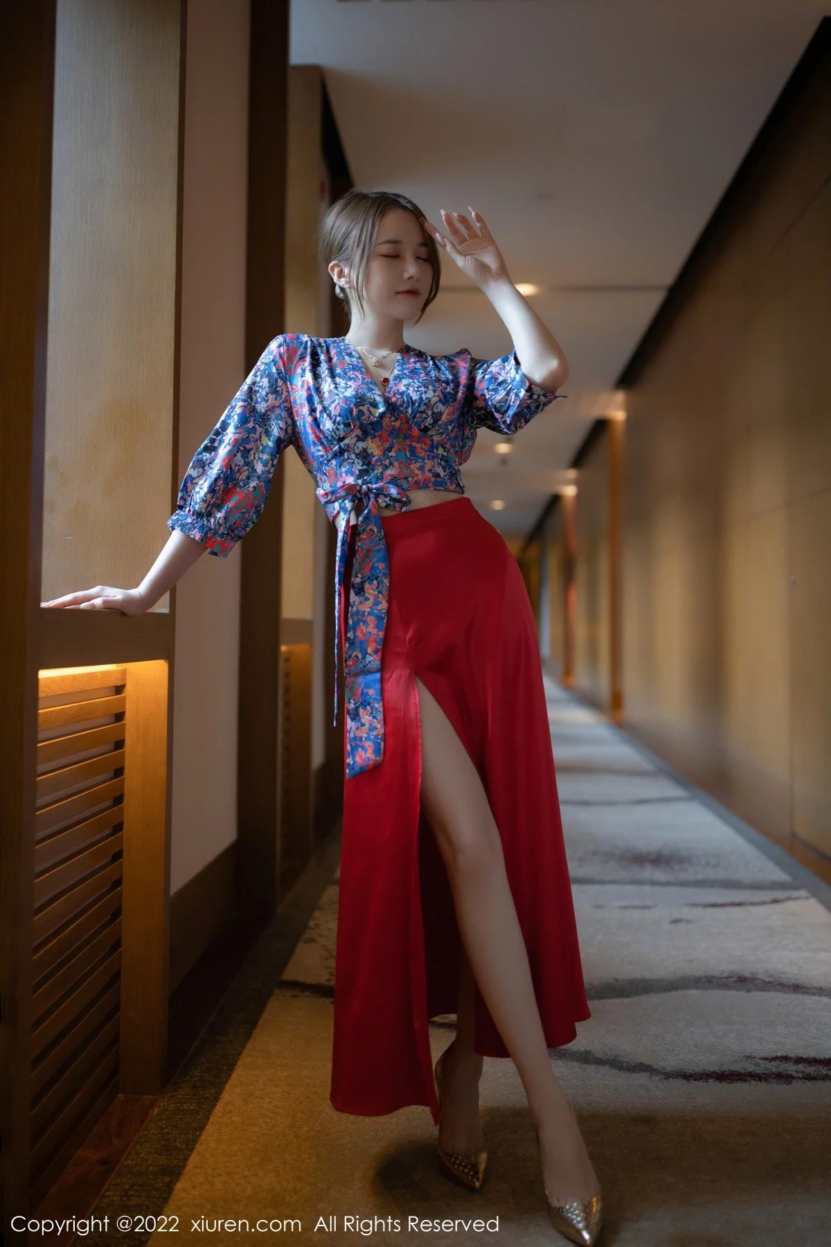 [[XiuRen秀人网]秀人网]No.4674_模特鱼子酱Fish三亚旅拍花纹上衣配红裙子露蕾丝内衣诱惑写真74P