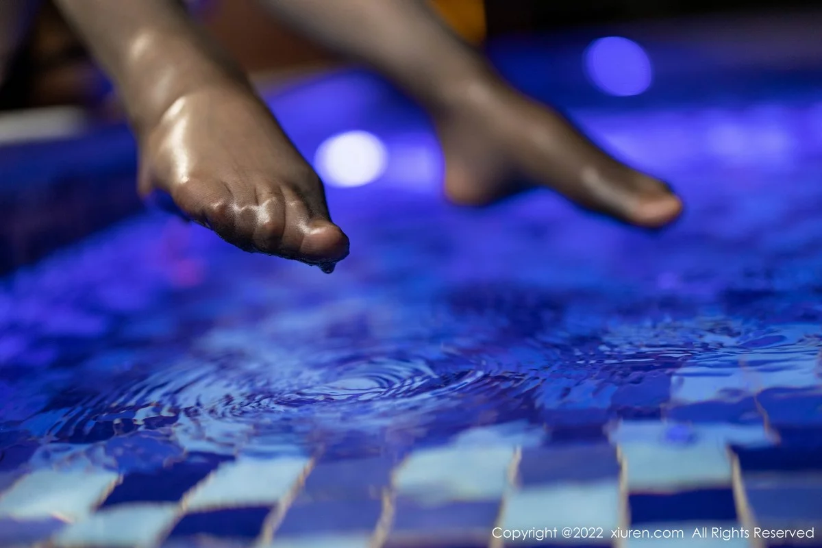 [[XiuRen秀人网]秀人网]No.4593_女神绮里嘉ula珠三角旅拍泳池皮裙下开档黑丝露蕾丝内裤诱惑写真67P