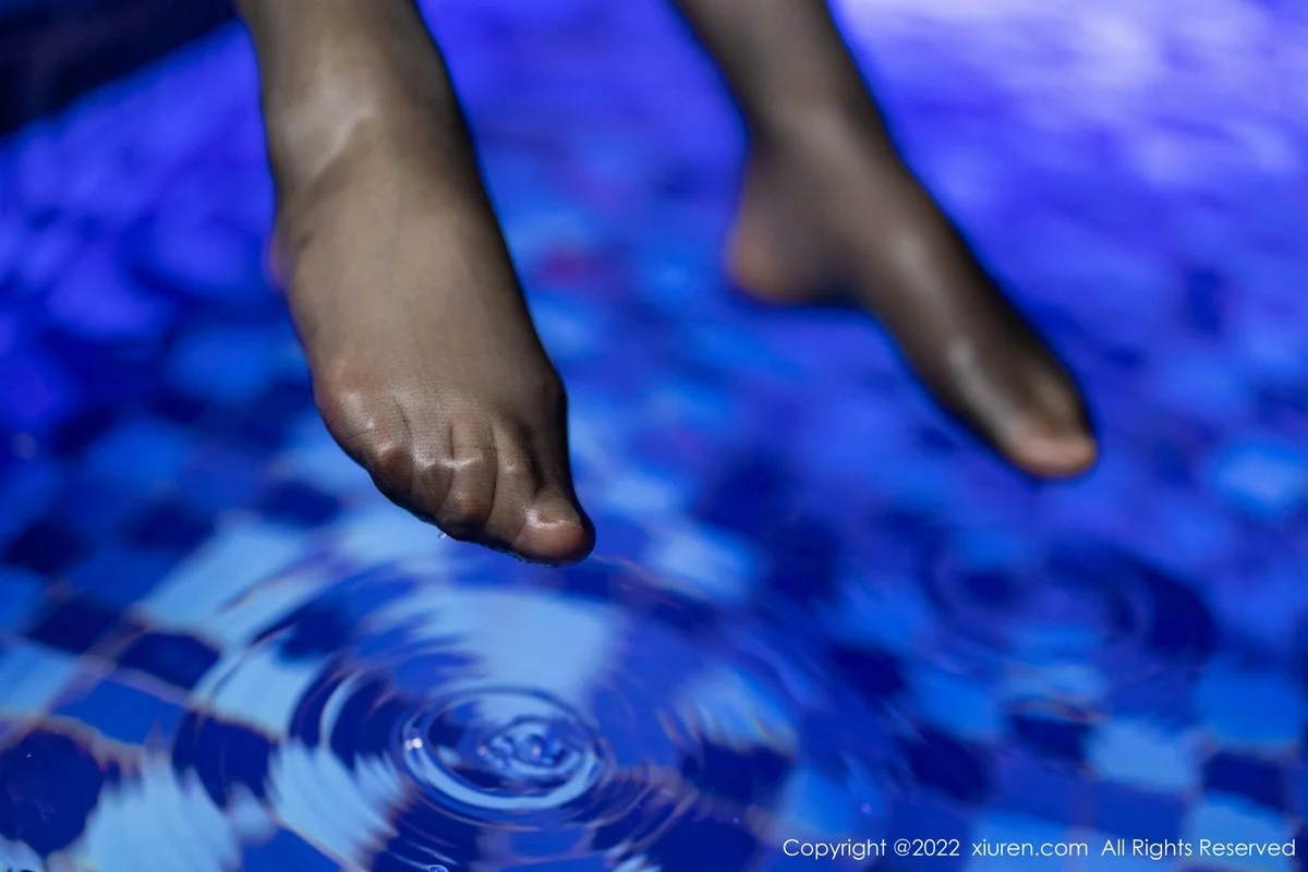 [[XiuRen秀人网]秀人网]No.4593_女神绮里嘉ula珠三角旅拍泳池皮裙下开档黑丝露蕾丝内裤诱惑写真67P