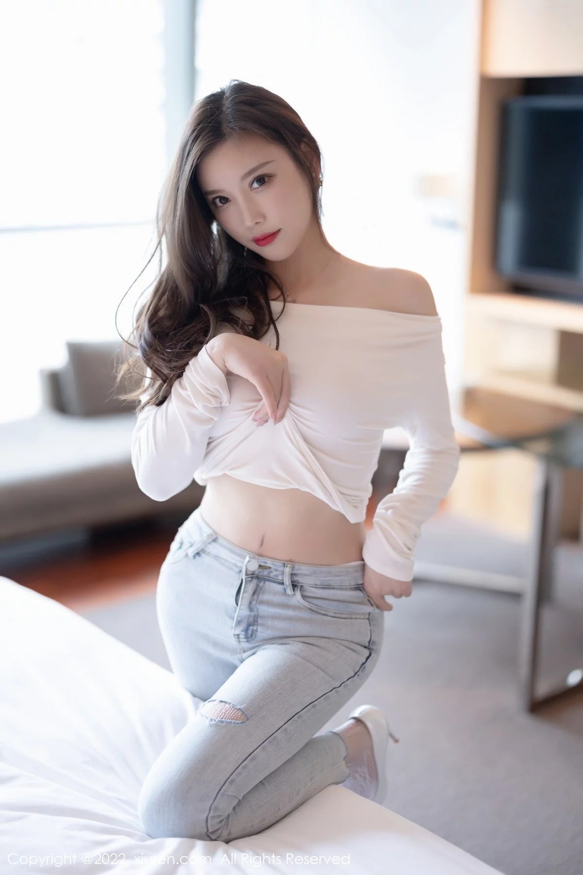 [[XiuRen秀人网]秀人网]No.4682_女神杨晨晨Yome白色收身衣配牛仔裤半脱露蕾丝内衣诱惑写真86P