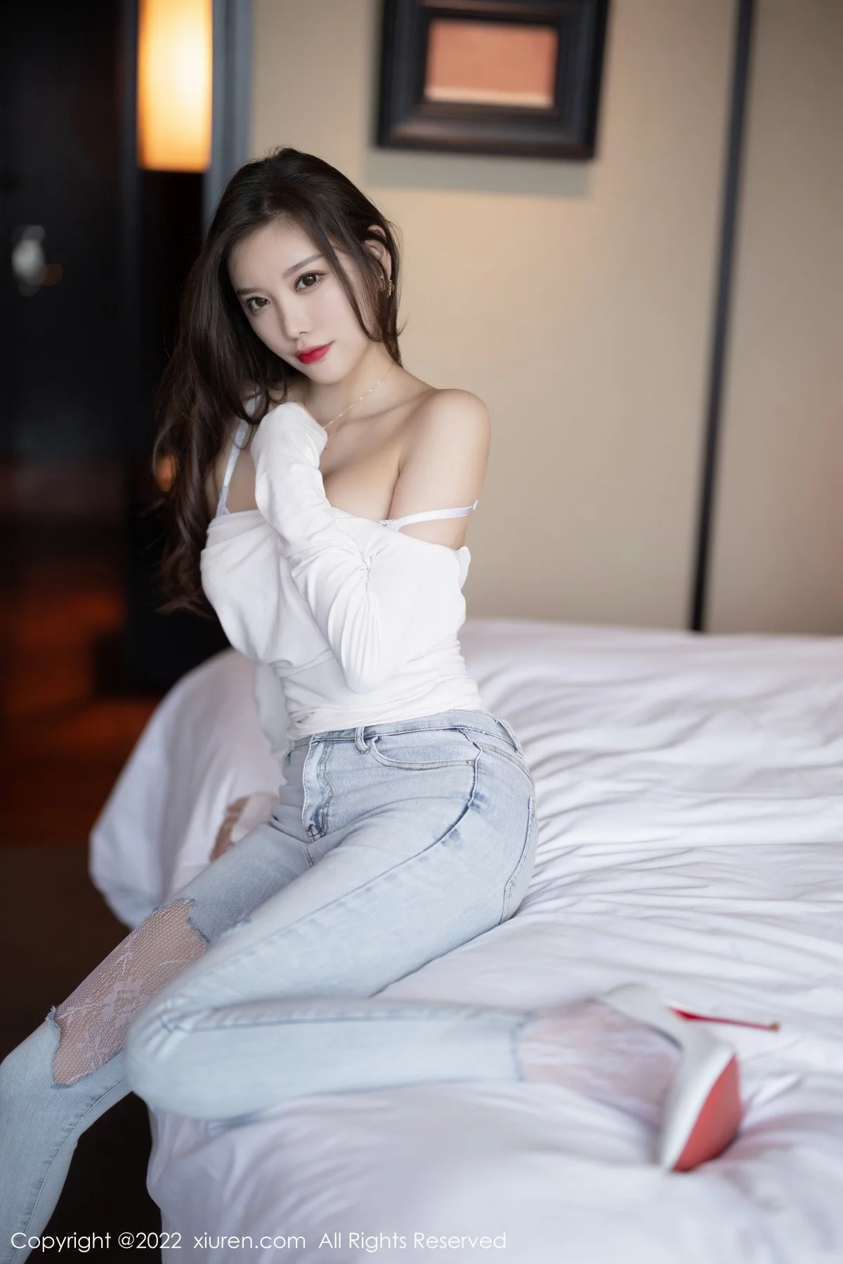 [[XiuRen秀人网]秀人网]No.4682_女神杨晨晨Yome白色收身衣配牛仔裤半脱露蕾丝内衣诱惑写真86P