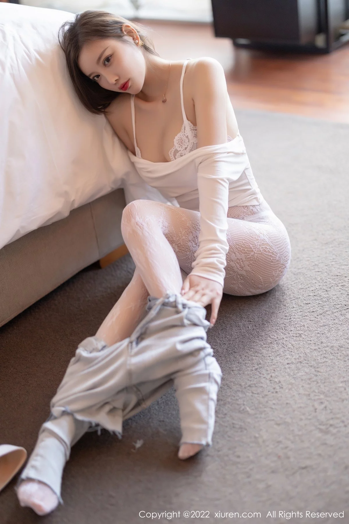 [[XiuRen秀人网]秀人网]No.4682_女神杨晨晨Yome白色收身衣配牛仔裤半脱露蕾丝内衣诱惑写真86P