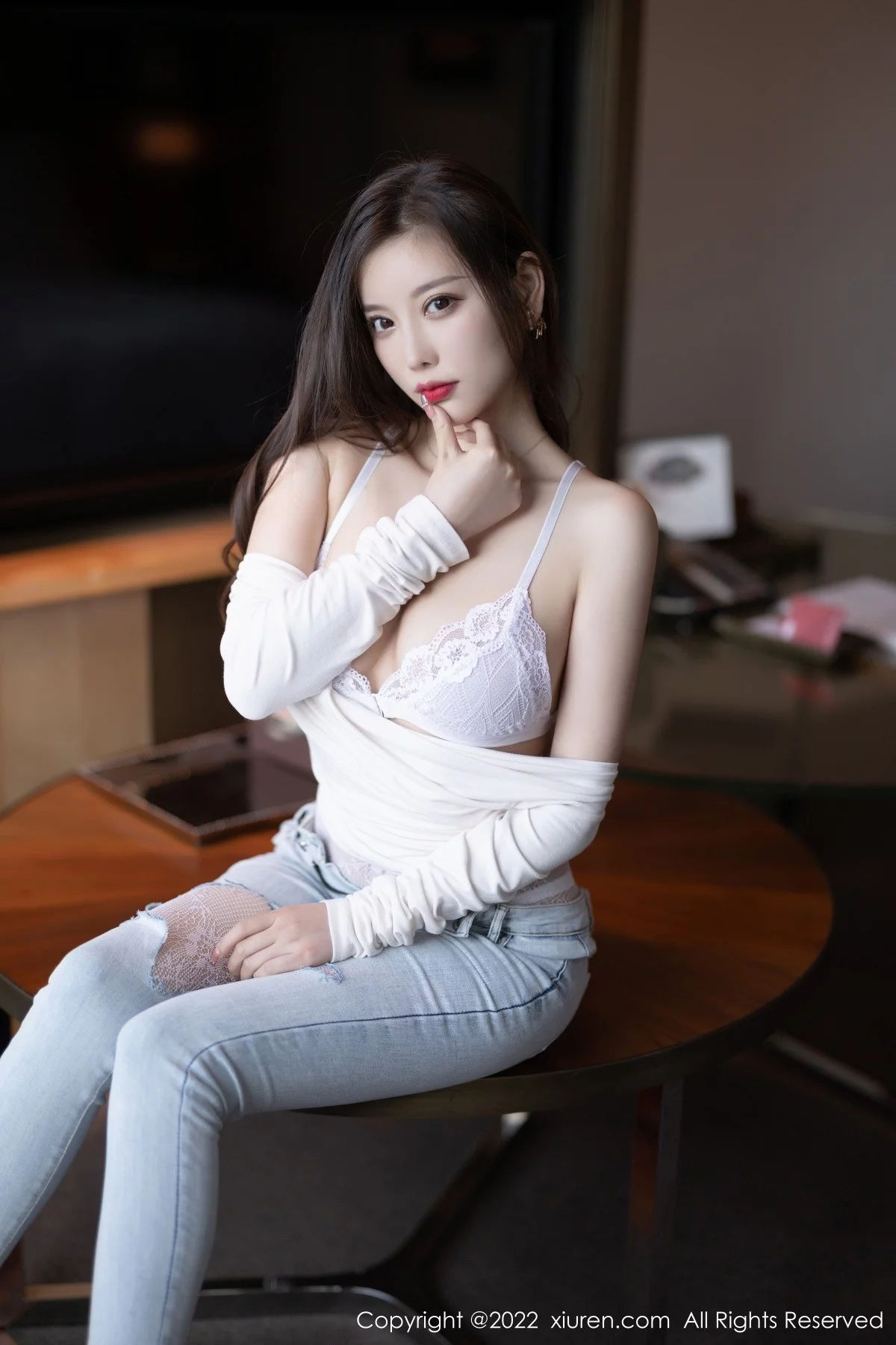 [[XiuRen秀人网]秀人网]No.4682_女神杨晨晨Yome白色收身衣配牛仔裤半脱露蕾丝内衣诱惑写真86P