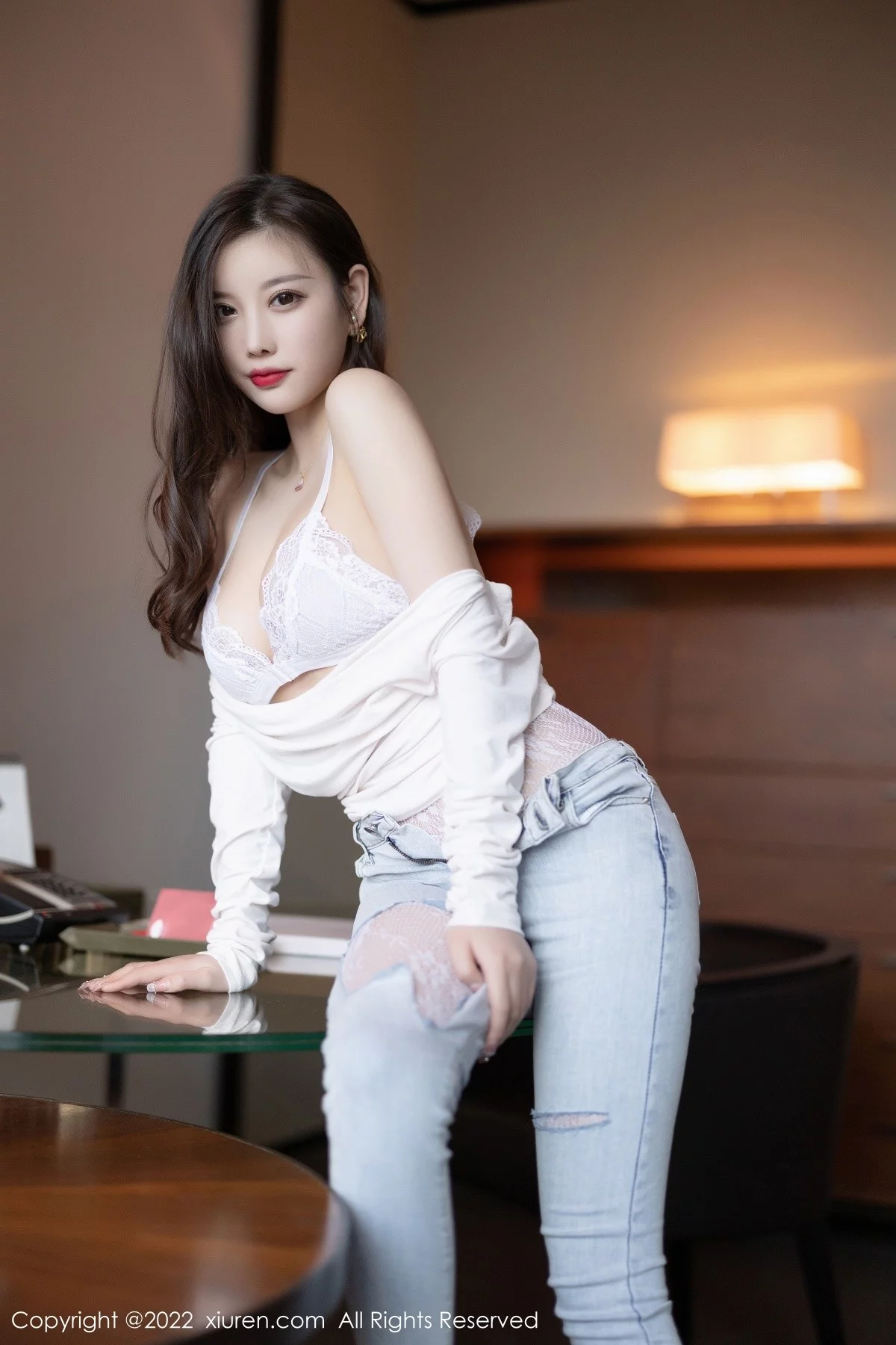 [[XiuRen秀人网]秀人网]No.4682_女神杨晨晨Yome白色收身衣配牛仔裤半脱露蕾丝内衣诱惑写真86P