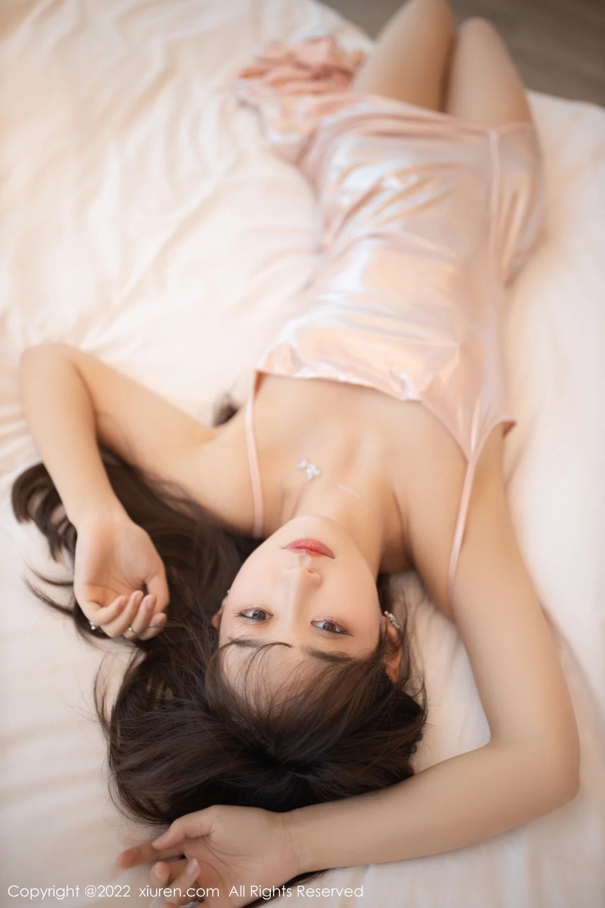 [[XiuRen秀人网]秀人网]No.4683_模特唐安琪珠三角旅拍性感粉色吊带裙配无内肉丝惹火诱惑写真80P