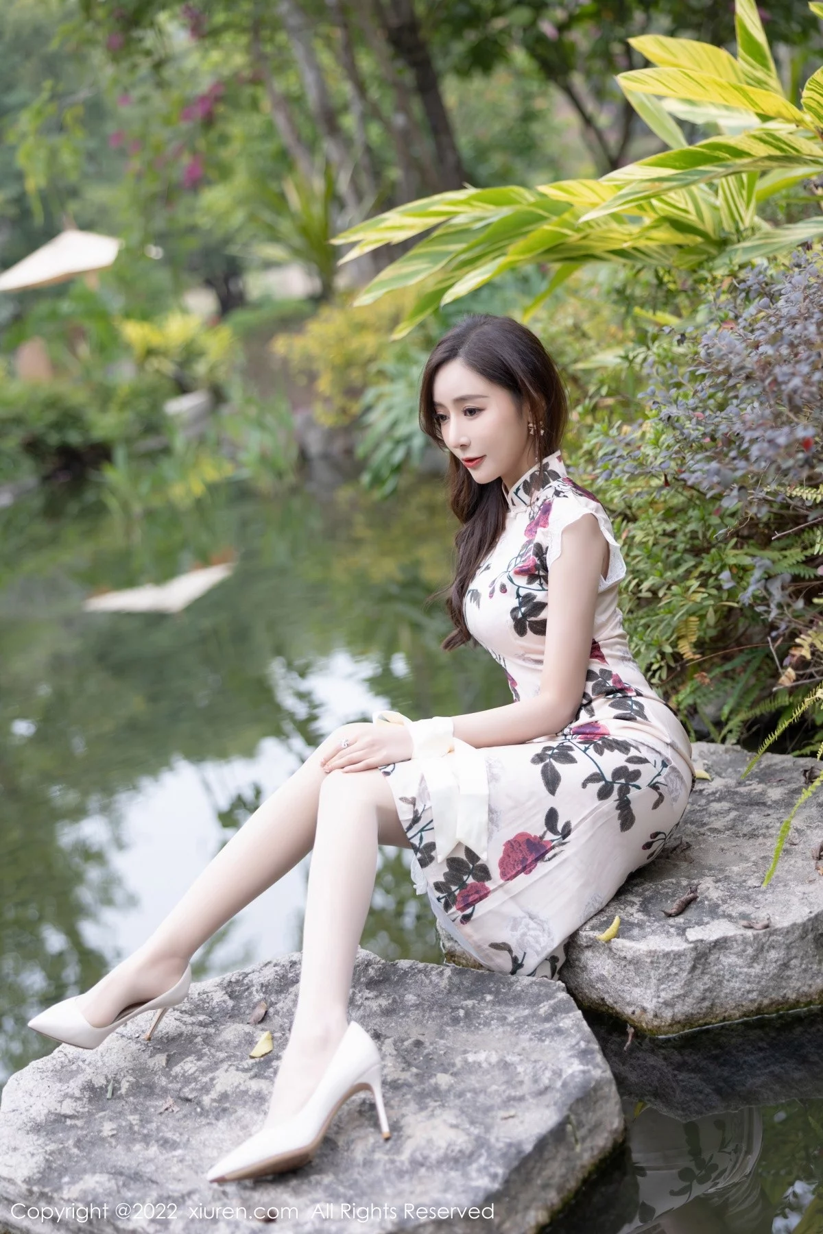 [[XiuRen秀人网]秀人网]No.4688_女神王馨瑶yanni脱花纹旗袍露性感紫色内衣超薄肉丝诱惑写真72P