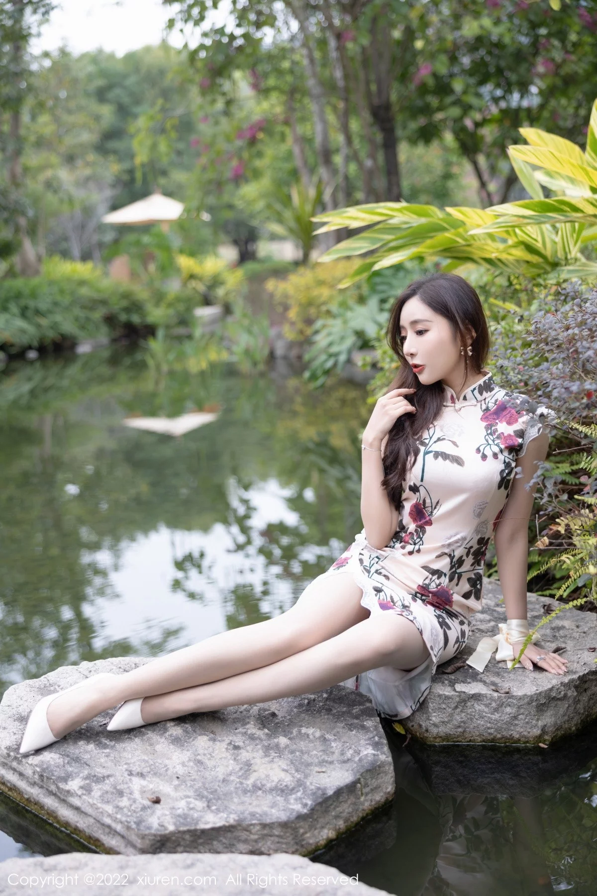 [[XiuRen秀人网]秀人网]No.4688_女神王馨瑶yanni脱花纹旗袍露性感紫色内衣超薄肉丝诱惑写真72P