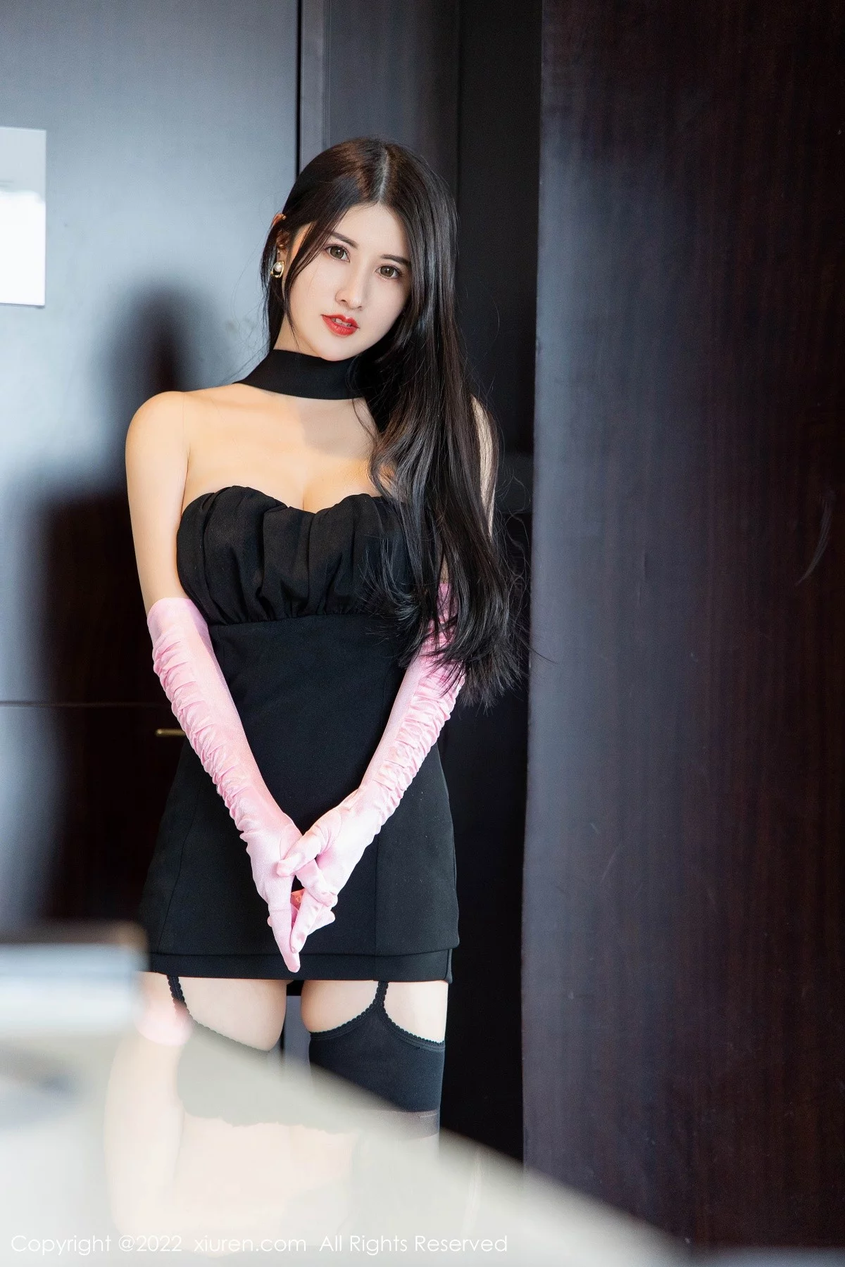 [[XiuRen秀人网]秀人网]No.4692_模特诗诗kiki三亚旅拍黑色低胸连衣短裙配黑丝吊袜惹火诱惑写真71P