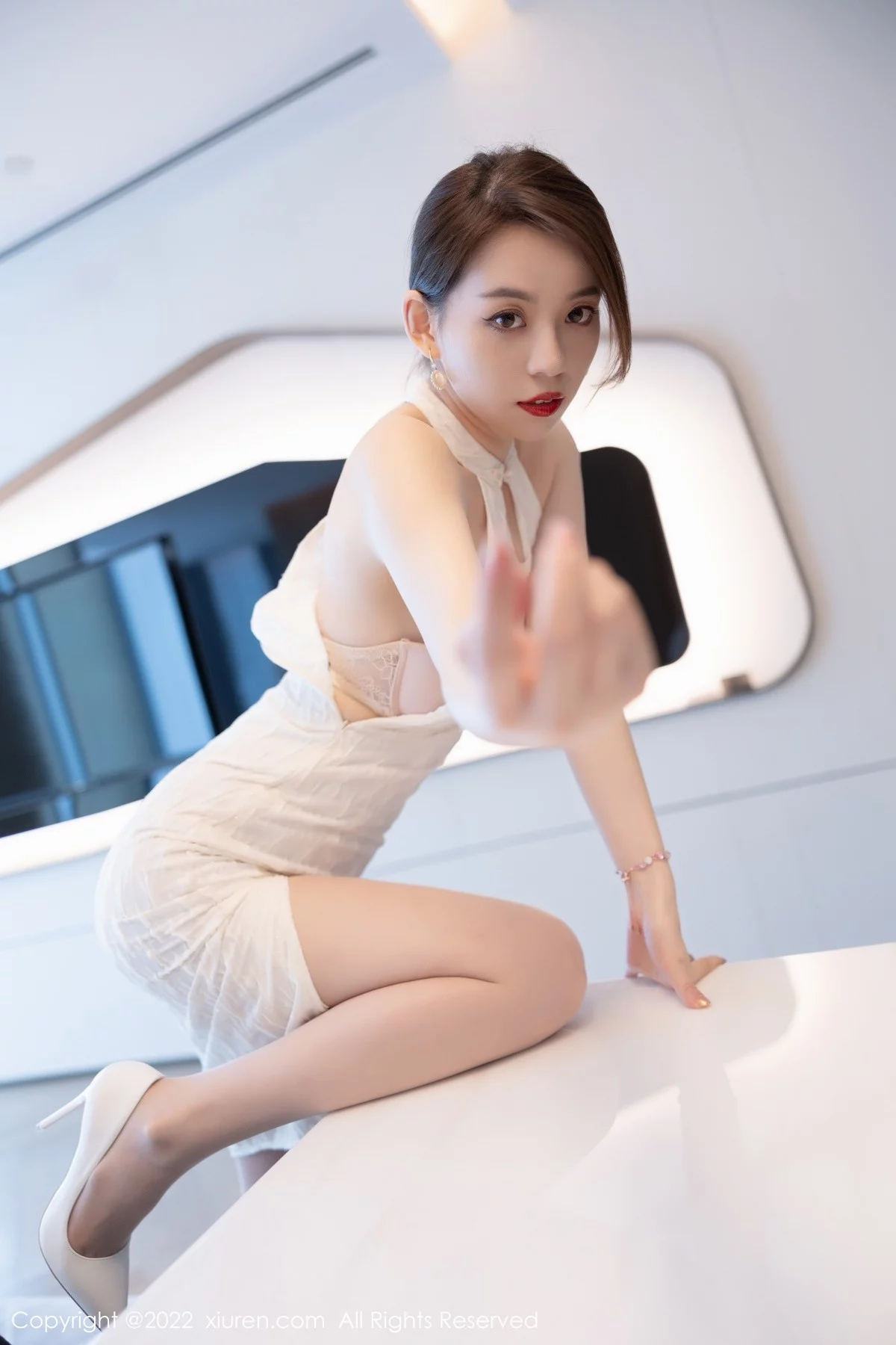 [[XiuRen秀人网]秀人网]No.4691_模特言沫半脱白色轻透连衣裙露灰色内衣原色丝袜迷人诱惑写真71P