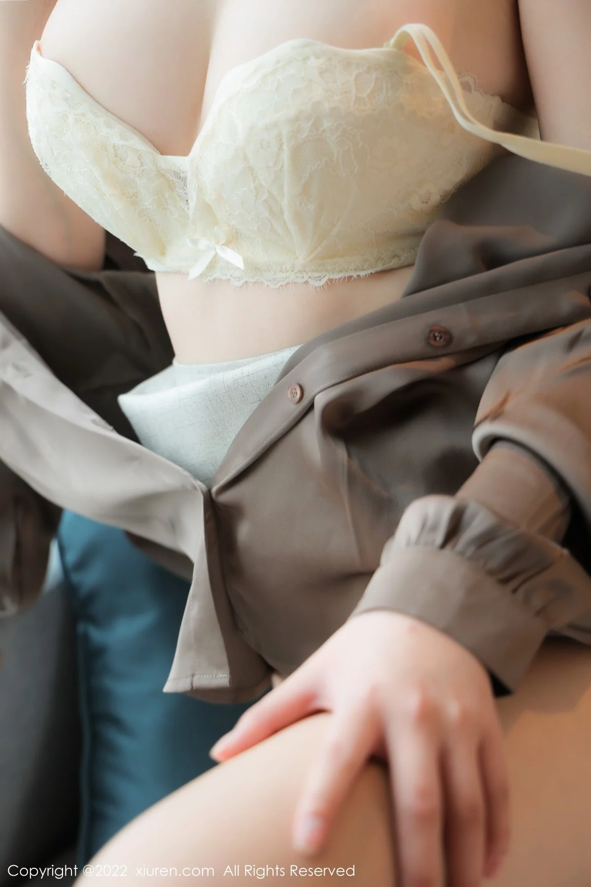 [[XiuRen秀人网]秀人网]No.4689_模特Arude薇薇私房半脱制服露超薄肉丝蕾丝内衣撩人诱惑写真97P