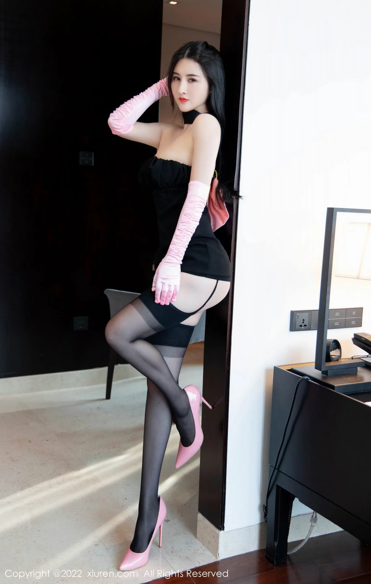 [[XiuRen秀人网]秀人网]No.4692_模特诗诗kiki三亚旅拍黑色低胸连衣短裙配黑丝吊袜惹火诱惑写真71P