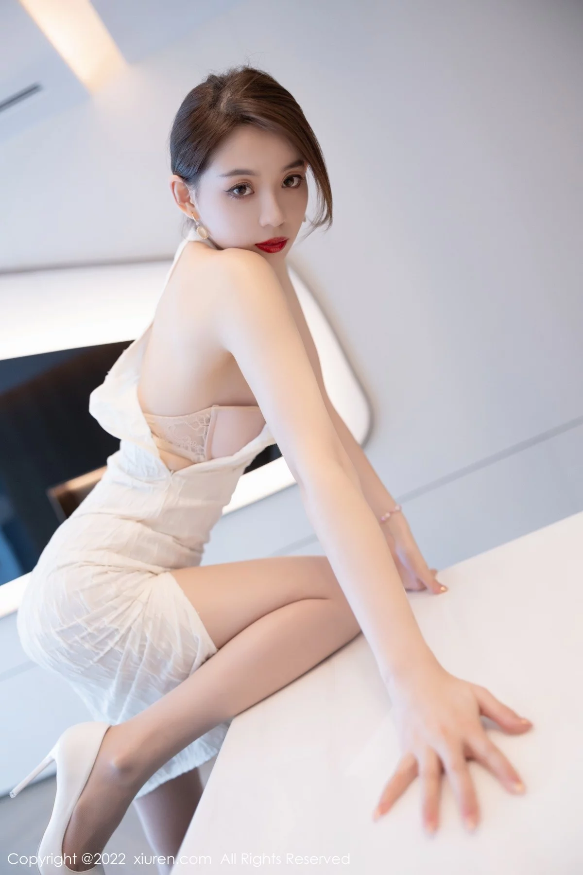 [[XiuRen秀人网]秀人网]No.4691_模特言沫半脱白色轻透连衣裙露灰色内衣原色丝袜迷人诱惑写真71P