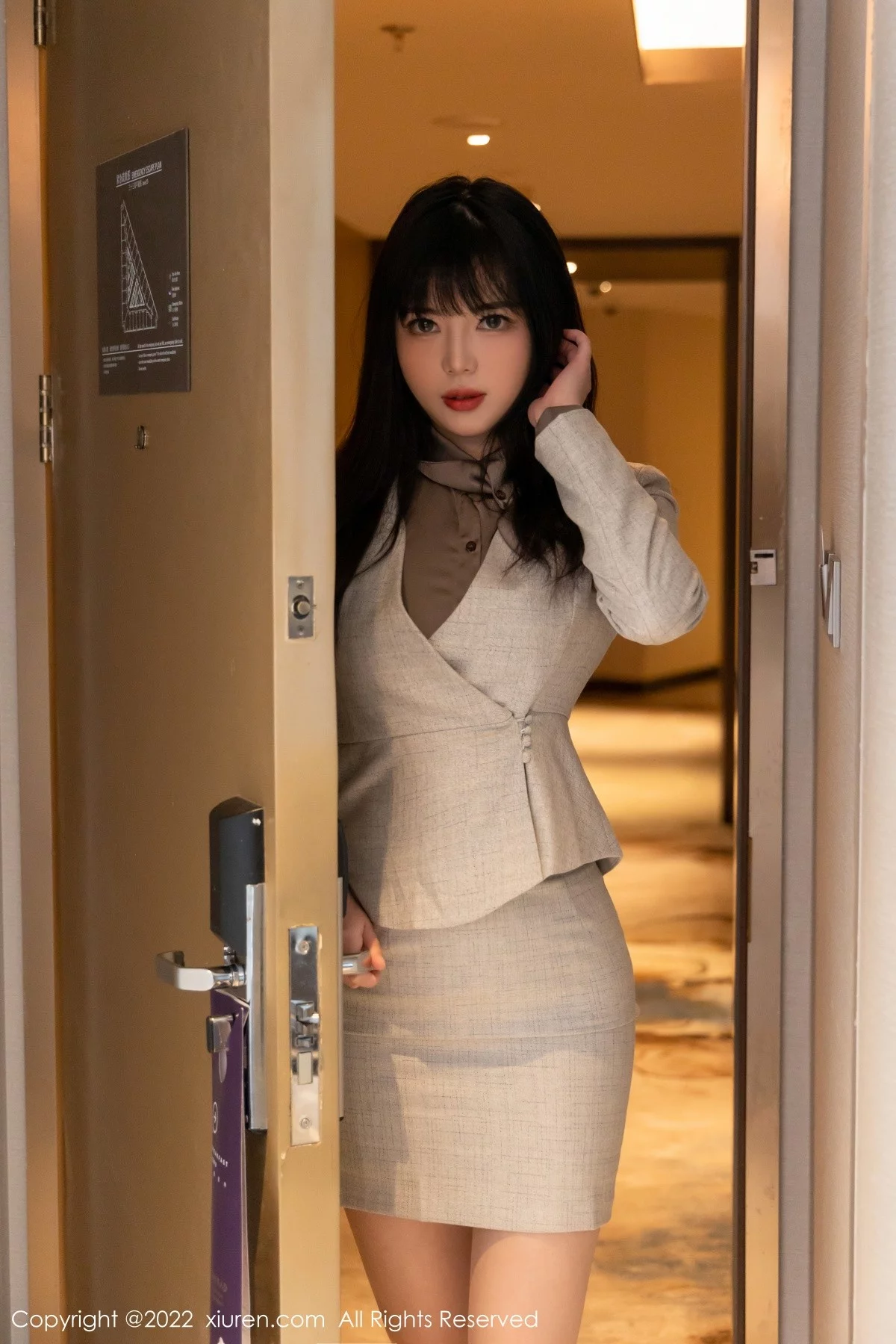 [[XiuRen秀人网]秀人网]No.4689_模特Arude薇薇私房半脱制服露超薄肉丝蕾丝内衣撩人诱惑写真97P