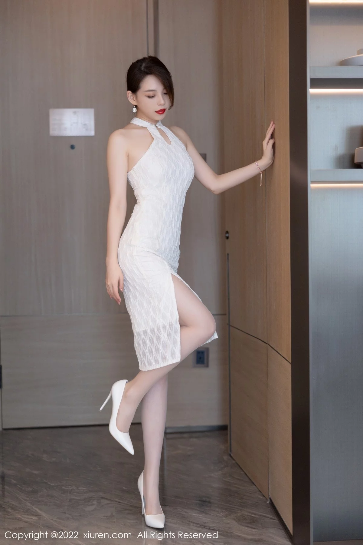 [[XiuRen秀人网]秀人网]No.4691_模特言沫半脱白色轻透连衣裙露灰色内衣原色丝袜迷人诱惑写真71P