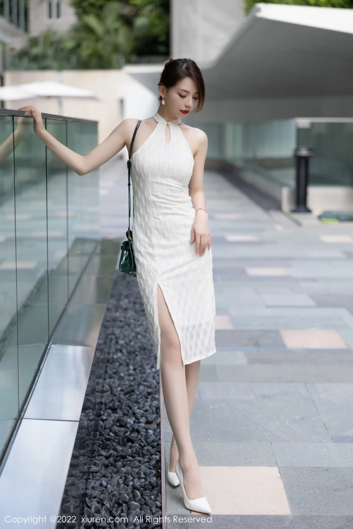 [[XiuRen秀人网]秀人网]No.4691_模特言沫半脱白色轻透连衣裙露灰色内衣原色丝袜迷人诱惑写真71P