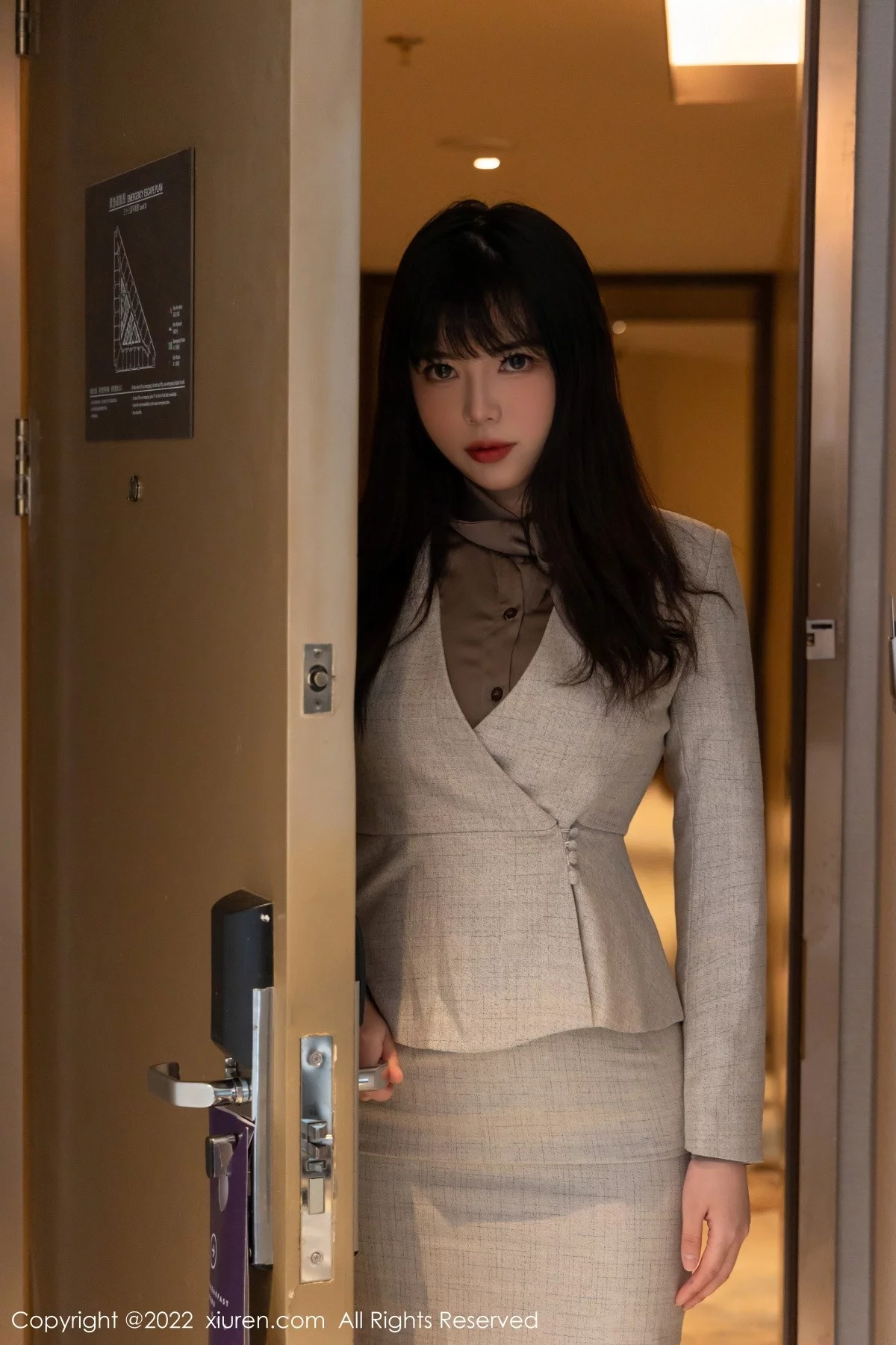 [[XiuRen秀人网]秀人网]No.4689_模特Arude薇薇私房半脱制服露超薄肉丝蕾丝内衣撩人诱惑写真97P