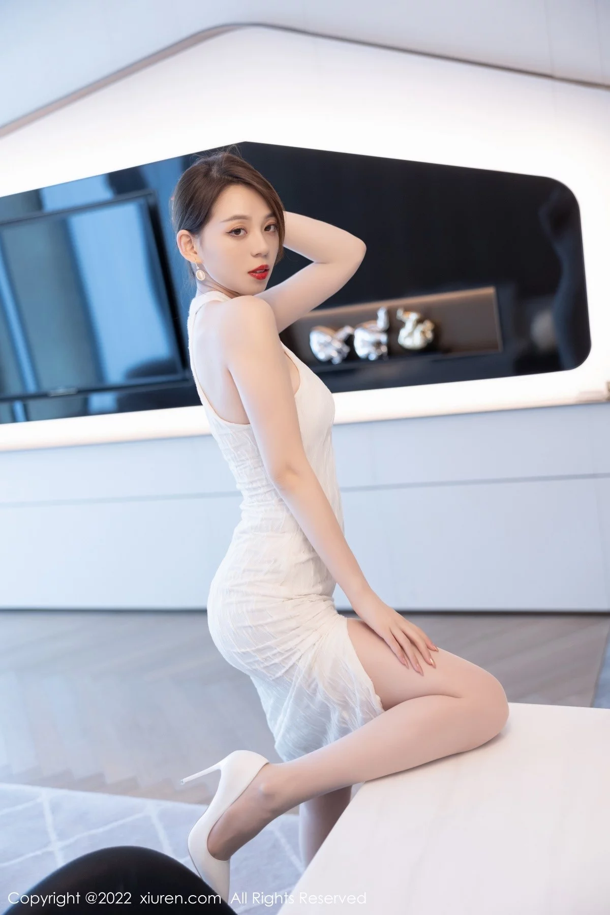 [[XiuRen秀人网]秀人网]No.4691_模特言沫半脱白色轻透连衣裙露灰色内衣原色丝袜迷人诱惑写真71P