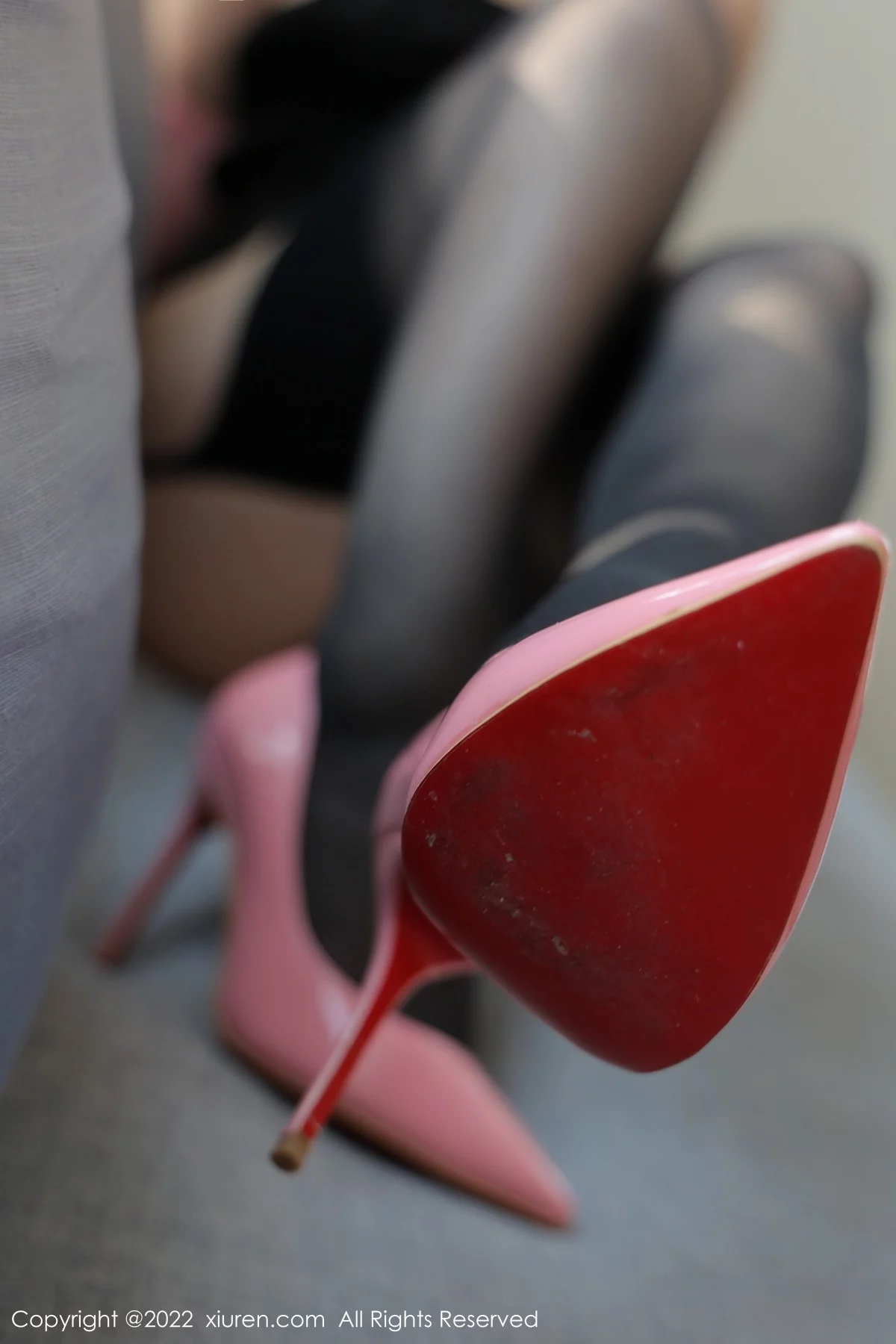 [[XiuRen秀人网]秀人网]No.4692_模特诗诗kiki三亚旅拍黑色低胸连衣短裙配黑丝吊袜惹火诱惑写真71P