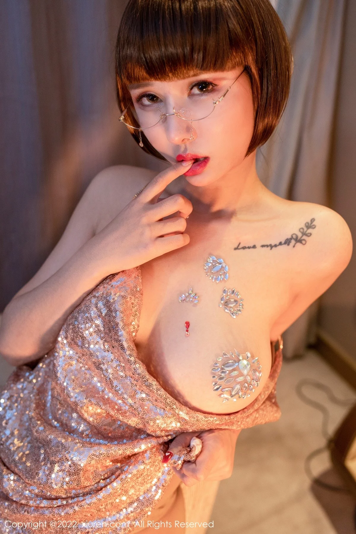 [[XiuRen秀人网]秀人网]No.4696_模特夏沫沫tifa私房闪亮低胸吊裙配闪亮黑丝秀丰满身材诱惑写真58P