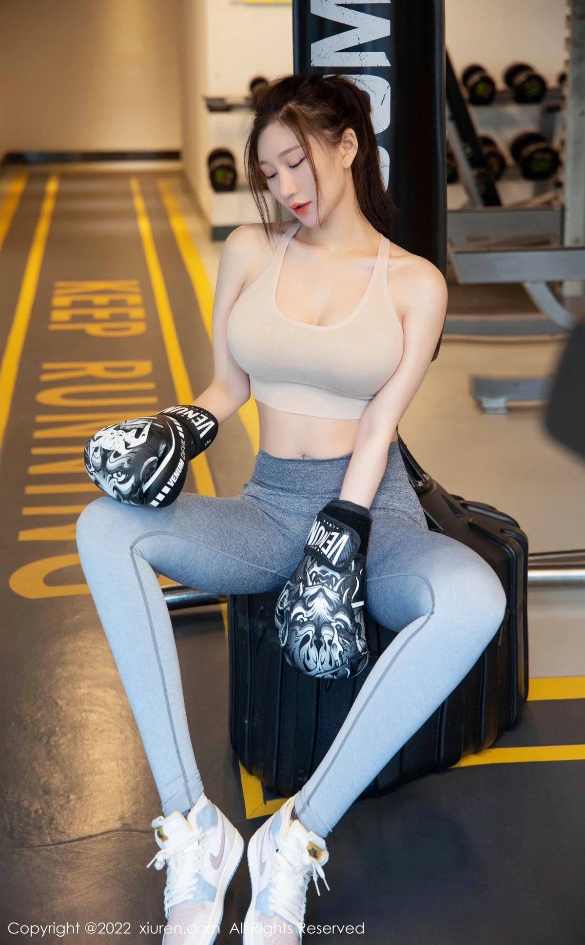 [[XiuRen秀人网]秀人网]No.4703_模特顾乔楠Cora健身房场景浅色运动上衣配紧身运动裤诱惑写真93P