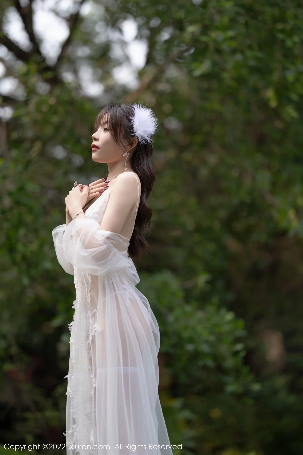 [[XiuRen秀人网]秀人网]No.4704_女神芝芝Booty户外白色轻透蕾丝配白丝袜秀惹火身材诱惑写真72P