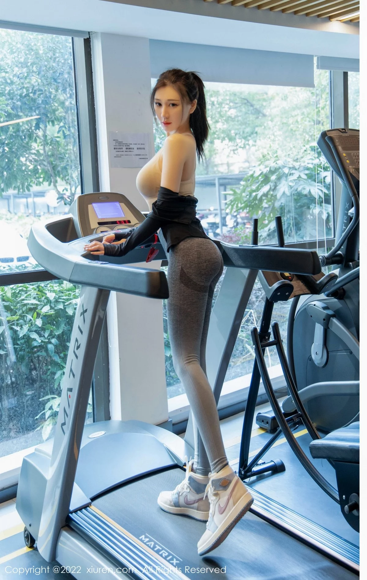 [[XiuRen秀人网]秀人网]No.4703_模特顾乔楠Cora健身房场景浅色运动上衣配紧身运动裤诱惑写真93P