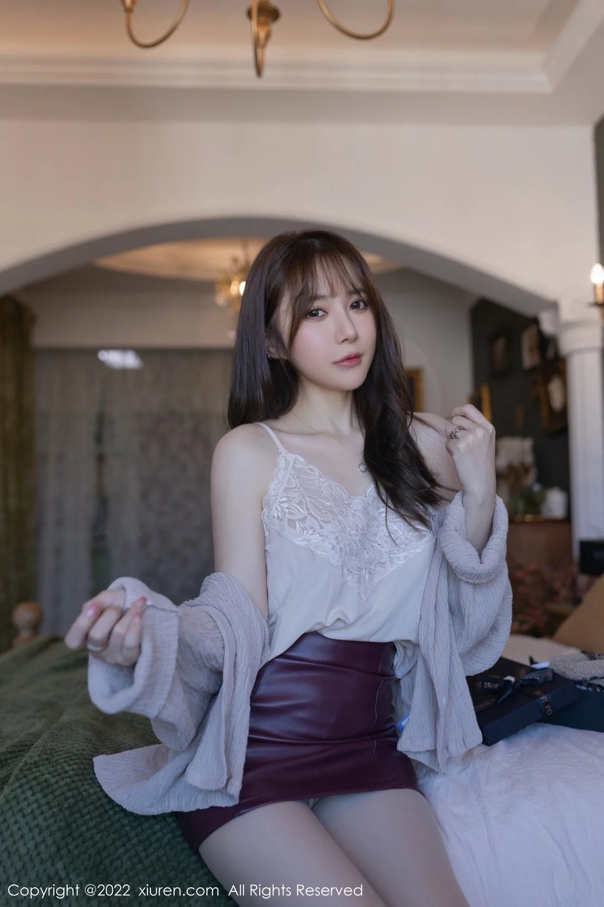 [[XiuRen秀人网]秀人网]No.4705_模特鱼子酱Fish三亚旅拍白色缕空吊带配红短裙原色丝袜诱惑写真80P