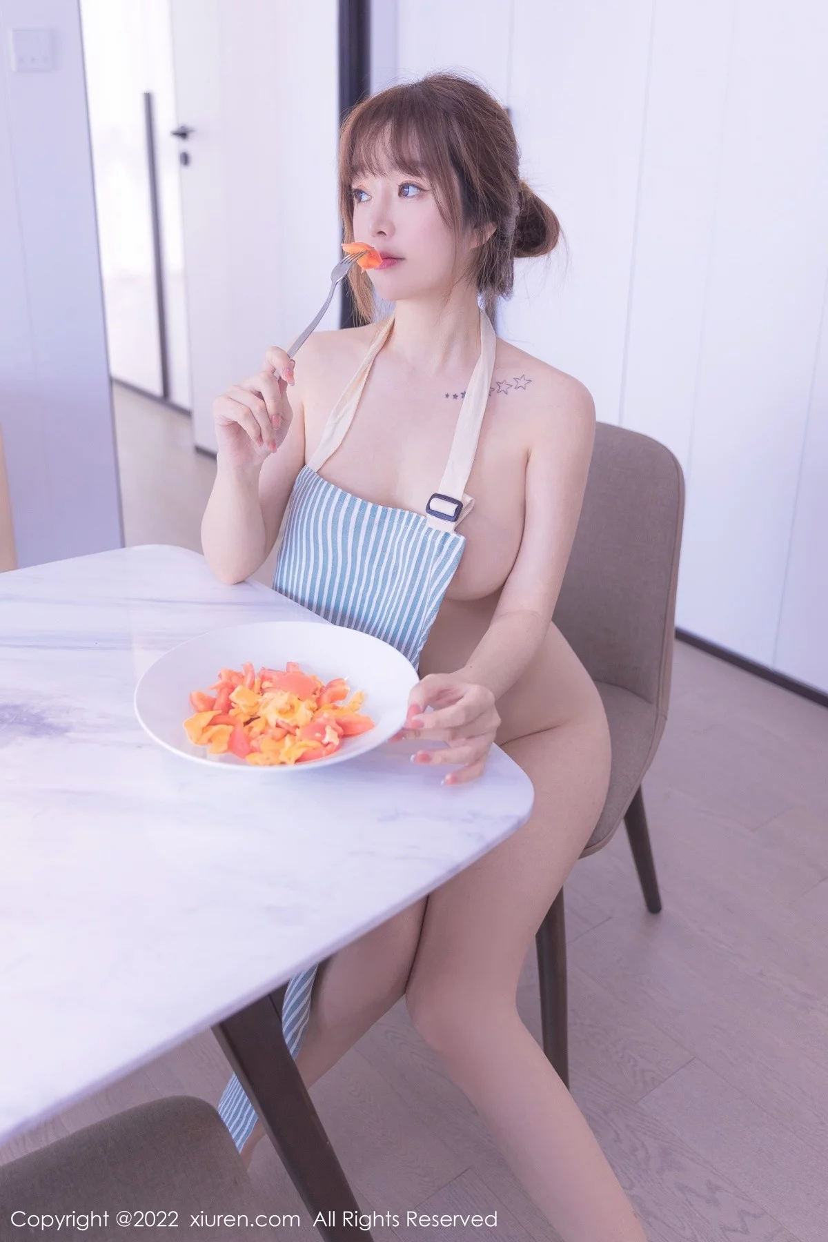 [[XiuRen秀人网]秀人网]No.4706_女神王雨纯居家美厨娘私房真空吊带围裙秀傲人上围迷人诱惑写真51P
