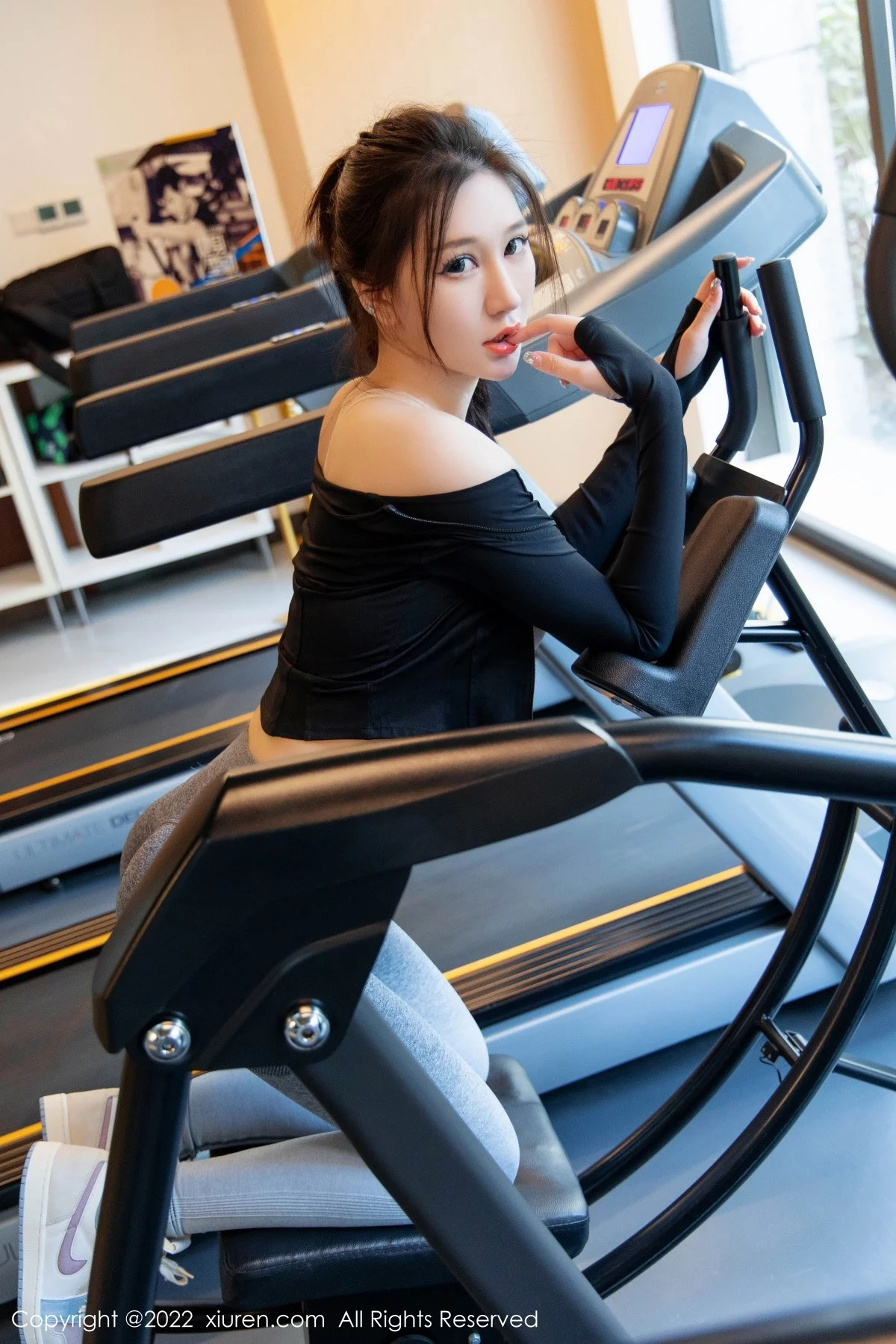 [[XiuRen秀人网]秀人网]No.4703_模特顾乔楠Cora健身房场景浅色运动上衣配紧身运动裤诱惑写真93P